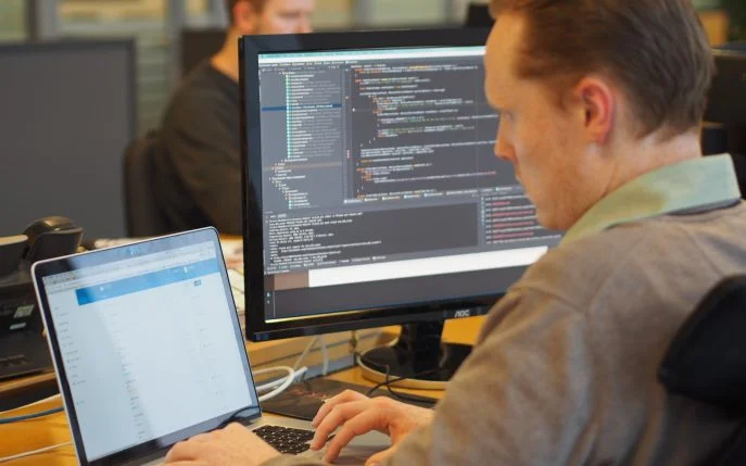 Photo: The developers in Klaveness Digital working on the development of intelligent digital solutions.