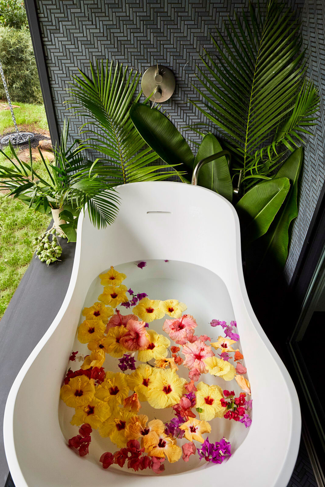 Craftr_Architecture_Maui_25_outdoor_bathroom.jpg