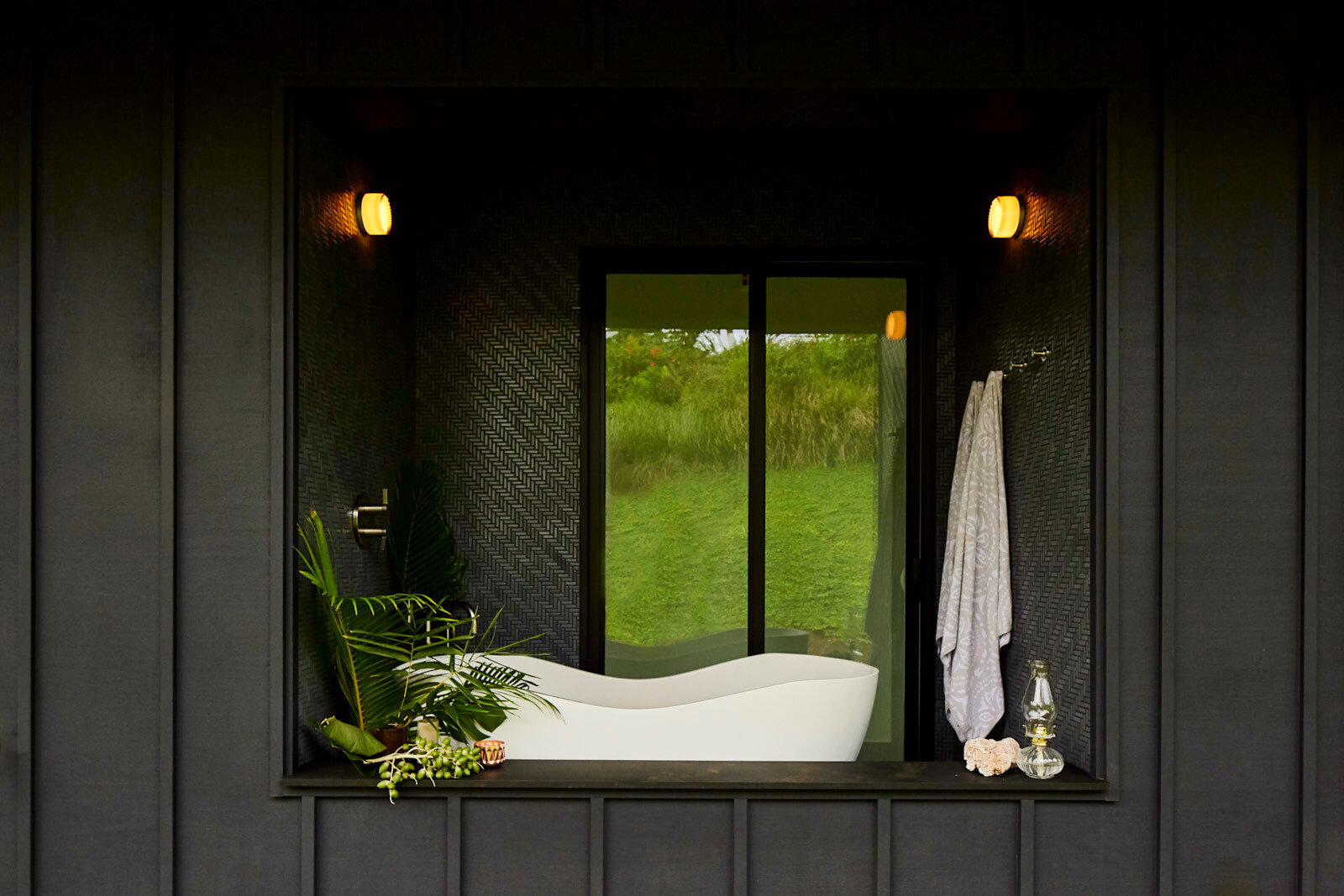 Craftr_Architecture_Maui_26_outdoor_bathroom.jpg