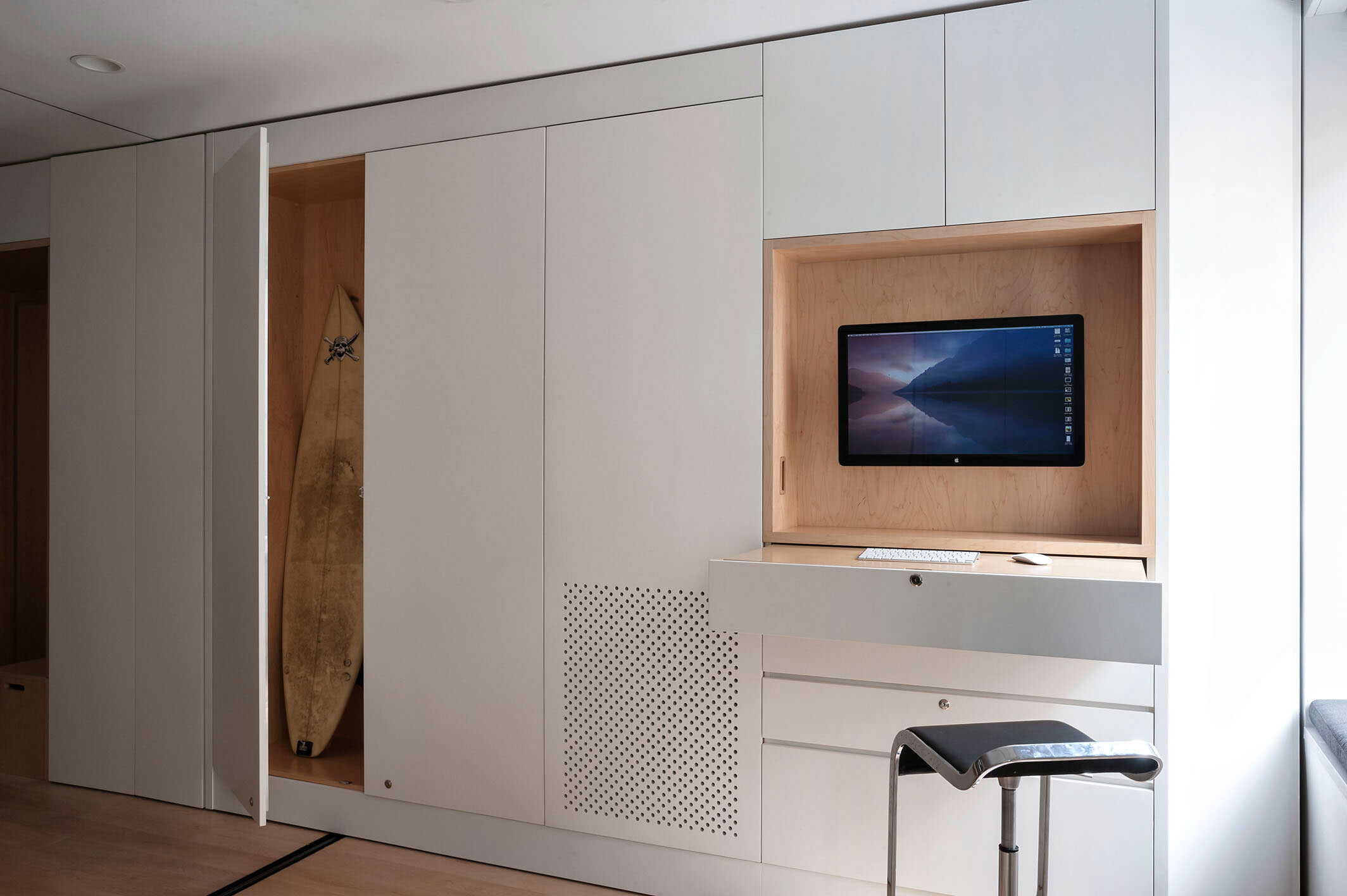 Craftr_Interior_Design_LE1_Apartment_40_standing_desk.jpg