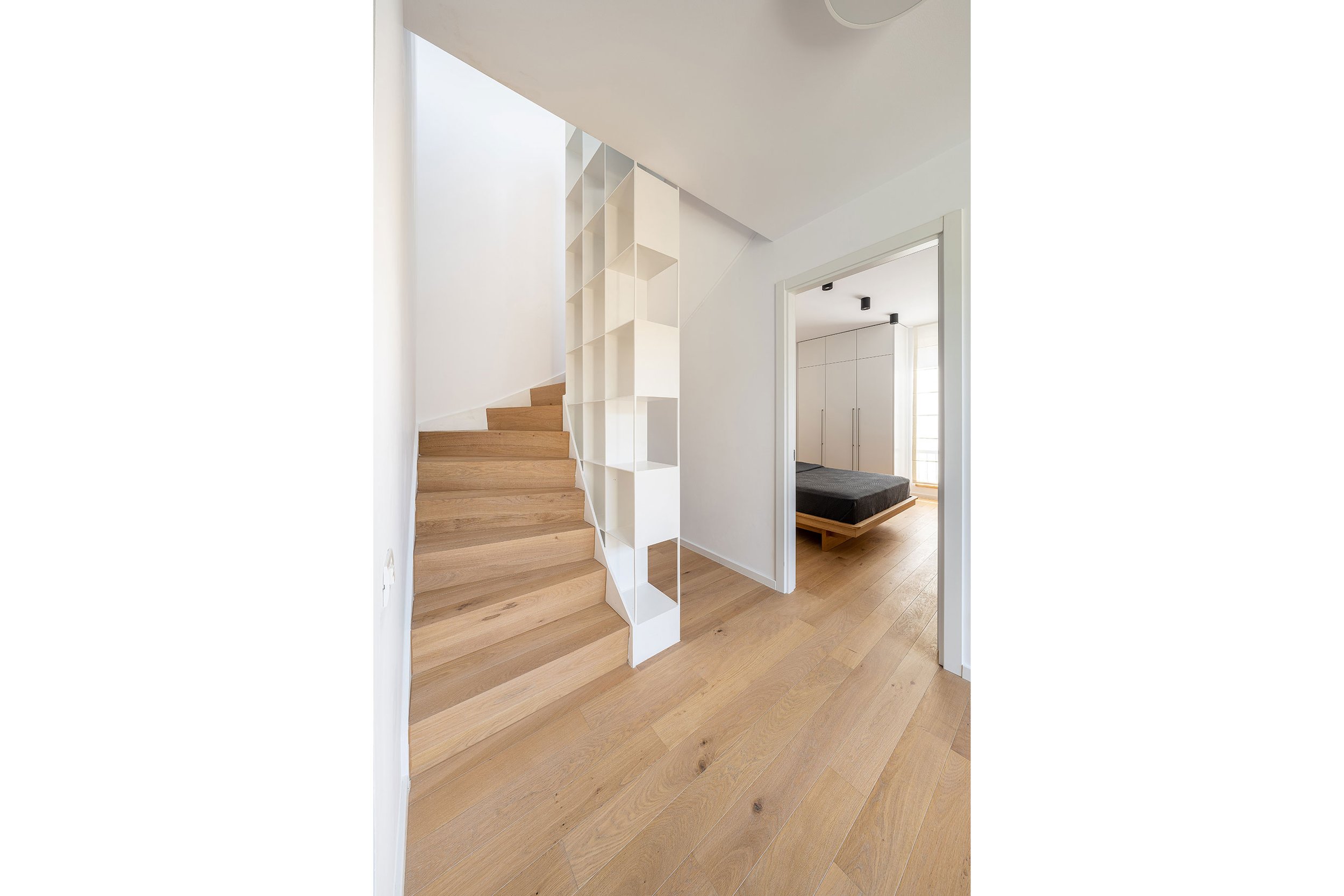 02_Craftr_Design-Interior_Apartament-SFV_hol-intrare.jpg