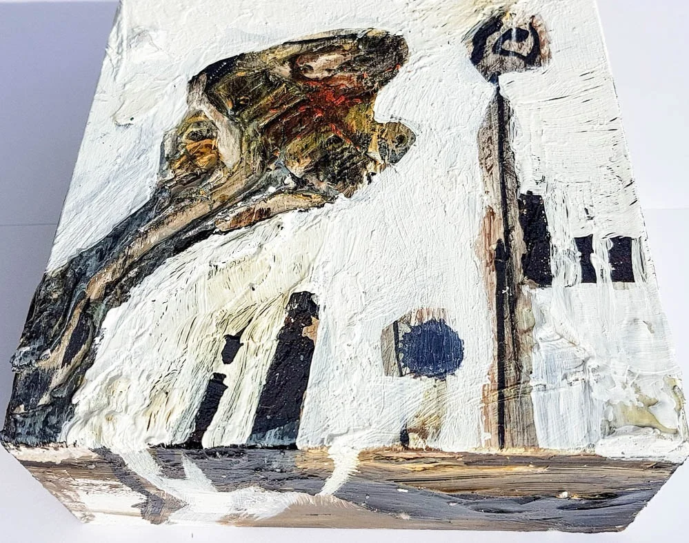 Werk 0001, unsigniertes Einzelstück auf Holzbox, Intuitive Art, 2015, B 15 cm x H 15 cm x T 6 cm Trägermaterial: Holzbox Farbe: Bitumen / Acryl lichtbeständig und farbecht, hochwertige Abschlussfirnis / weiß,braun Bildbeschreibung: Ohne Signatur: Ohne Investition: 360 EUR