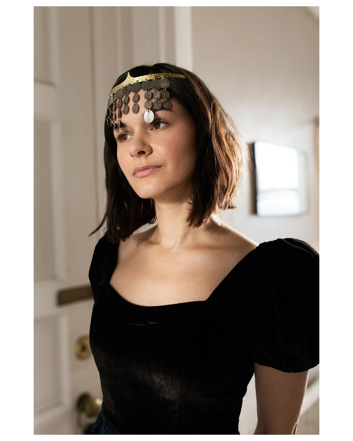 Grace and craftsmanship ✨ Lydia wears a stunning Persian tiara, handcrafted by metalworker Paula Carver.

📸 Always accepting new clients 

#Photography #PortraitPhotography #FashionPhotography #GoldenHour #StudioShoot #TimelessElegance #CandidMoment