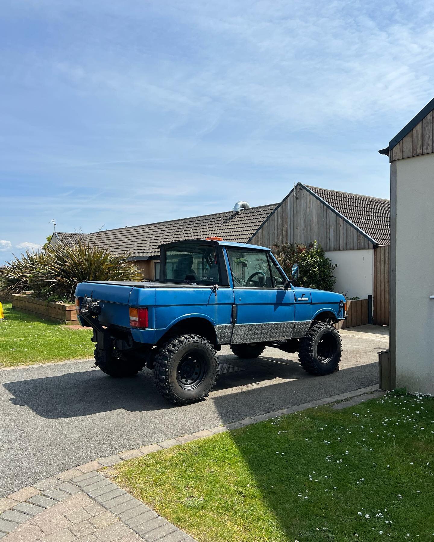 Just had to go out of my way to snap this Range Rover pickup for yall because I know how much you&rsquo;d appreciate it. ☀️ 
-
-
-
-
-
#rangerover #rangeroverpickup #rangeroverclassic #classicrangerover  #obscurecar #rarebutnobodycares #classiccarspo