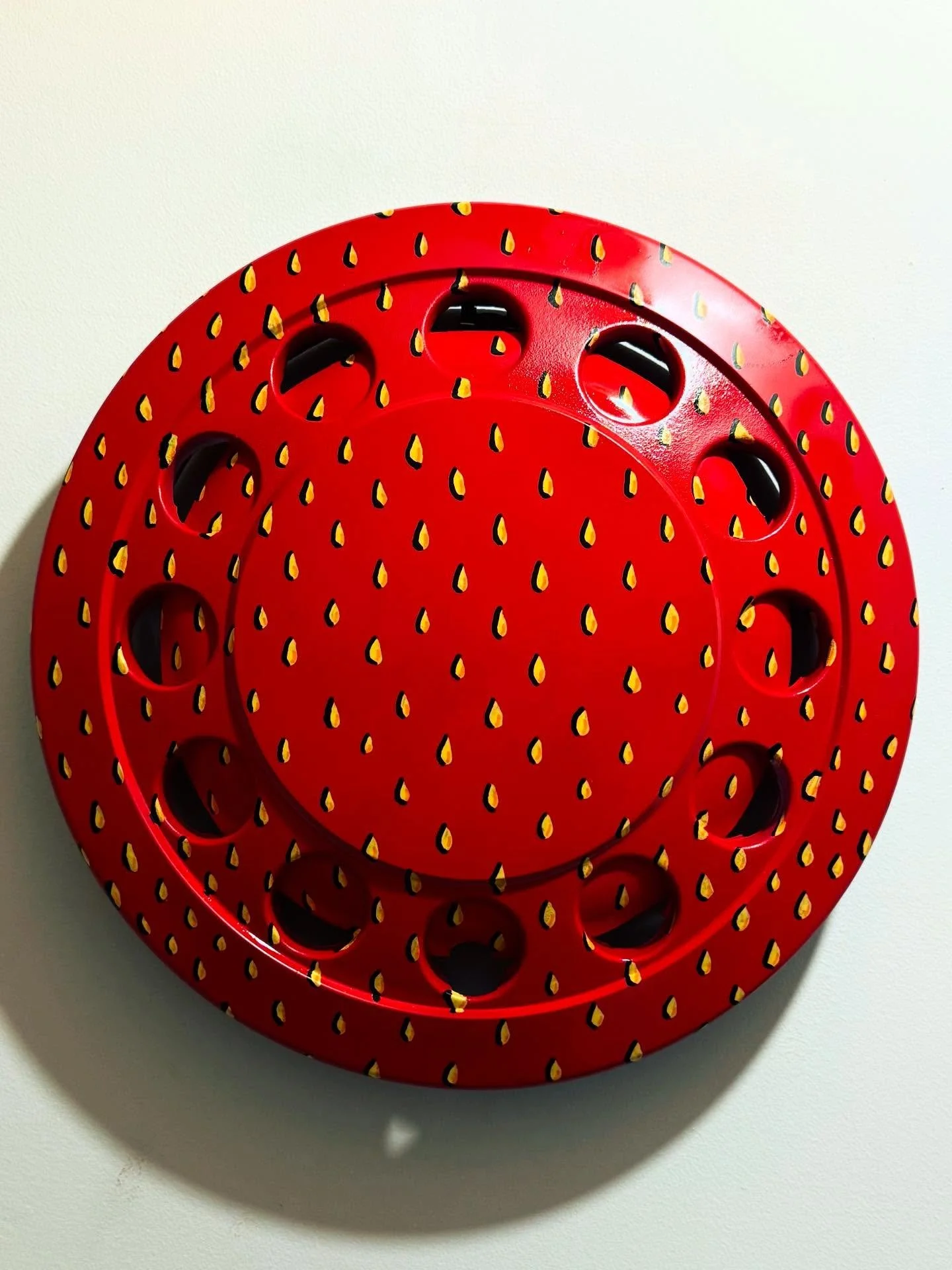 This stylish yet sad-looking trim deserved sweetening up a bit so I strawberri-fied it. 🍓 

Was a rough texture didn&rsquo;t need primer and sprayed straight on with red paint from @hobbycrafthq and went a bit seedy on it with yellow @posca_uk from 