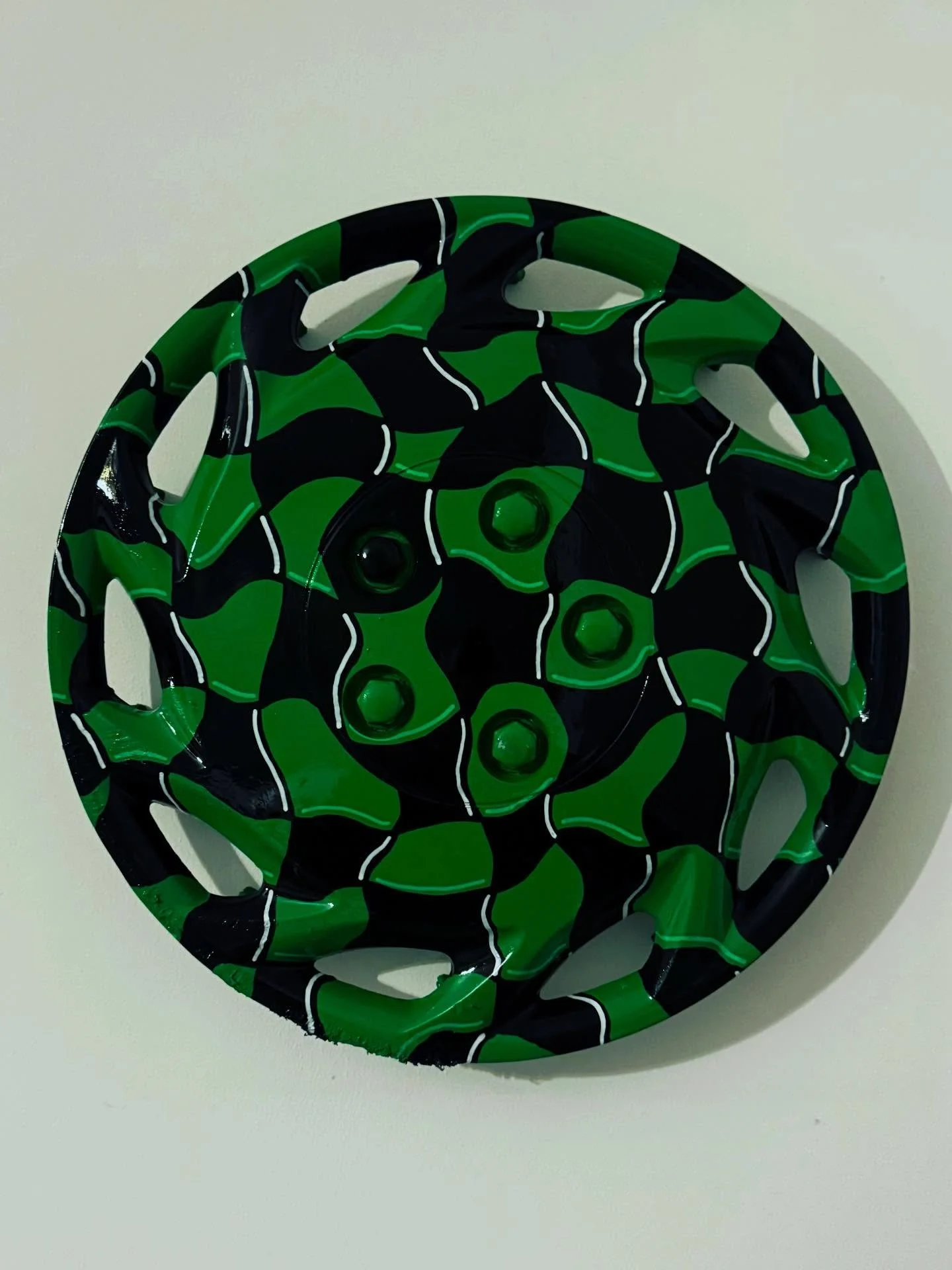 Went a little wavy today. 🤪 🎨 🛞 

Green spray base from @hobbycrafthq with some @posca_uk patterns and highlights. Finished off with some clear gloss varnish to add some shine. ✨ 

#upcycling #art #wheelart #pattern #posca