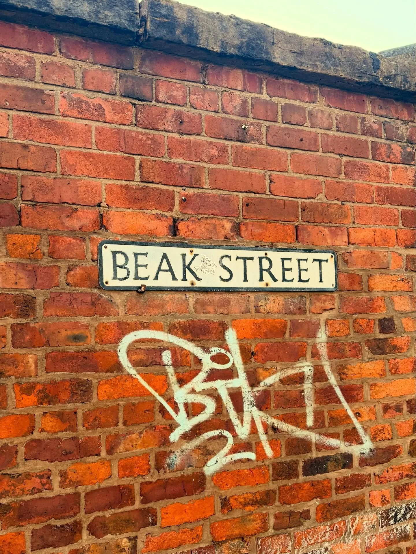 NGL if I was looking for Peak Street but could only find Beak Street, I&rsquo;d be fuming. 

Someone&rsquo;s been out with their Sharpie! 🤦&zwj;♂️