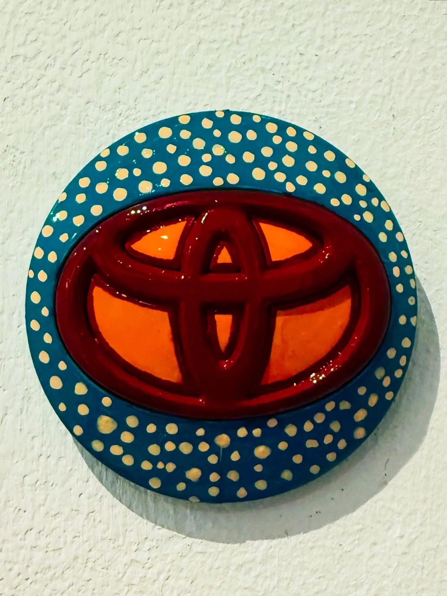 Centre caps need lovin&rsquo; too. 

Found this on the wall at the side of the canal. Took it home and got my @posca_uk markers out for a bit of chill time and something to focus on and be creative. Quite liking the colour combo tbf&hellip;

Special 