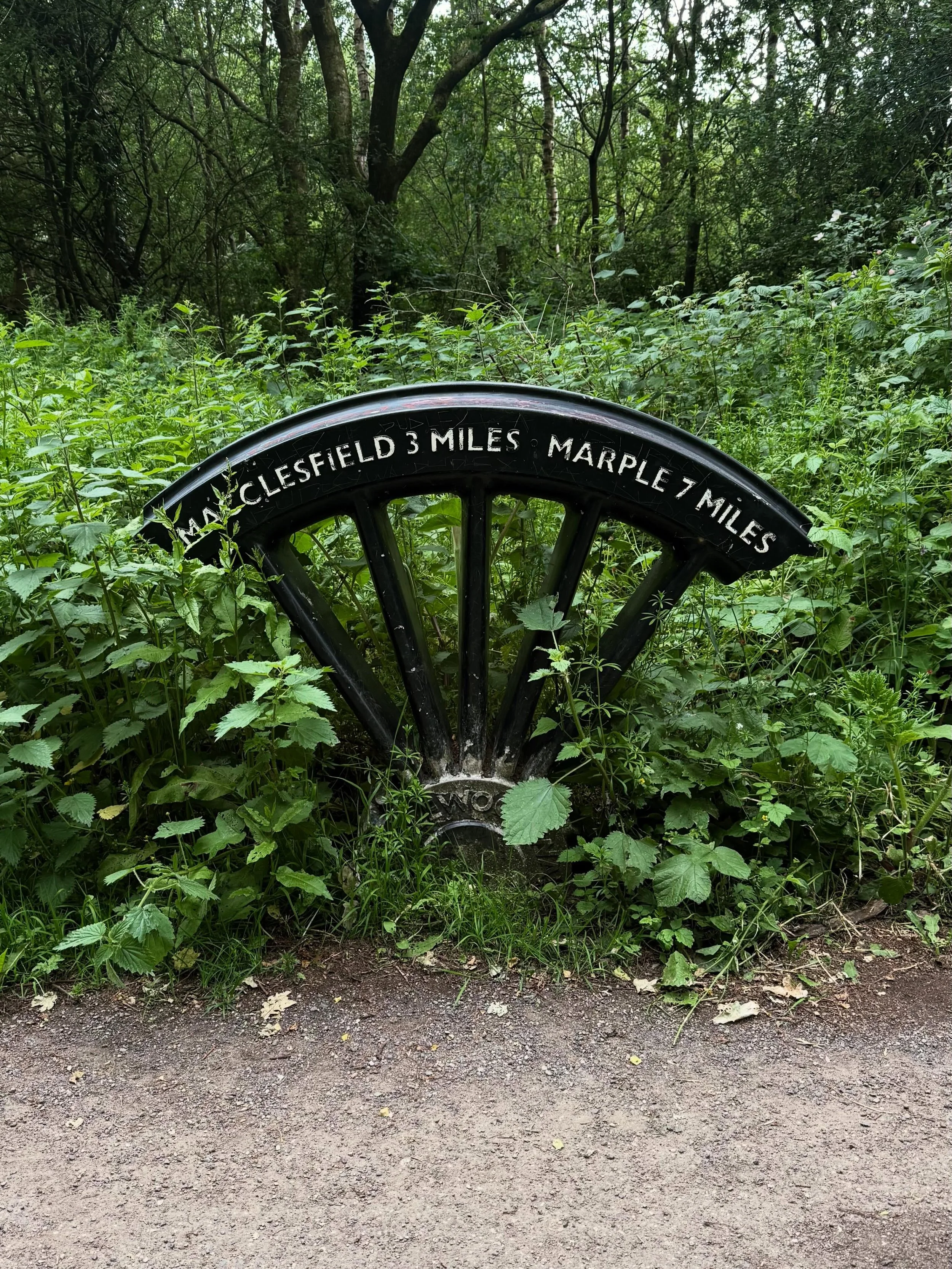 Keep strollin&rsquo; strollin&rsquo; strollin&rsquo;

Another day. Another walk. 🚶&zwj;♂️📸 
Through Bollington down Middlewood Way to @the_windmill_adlington