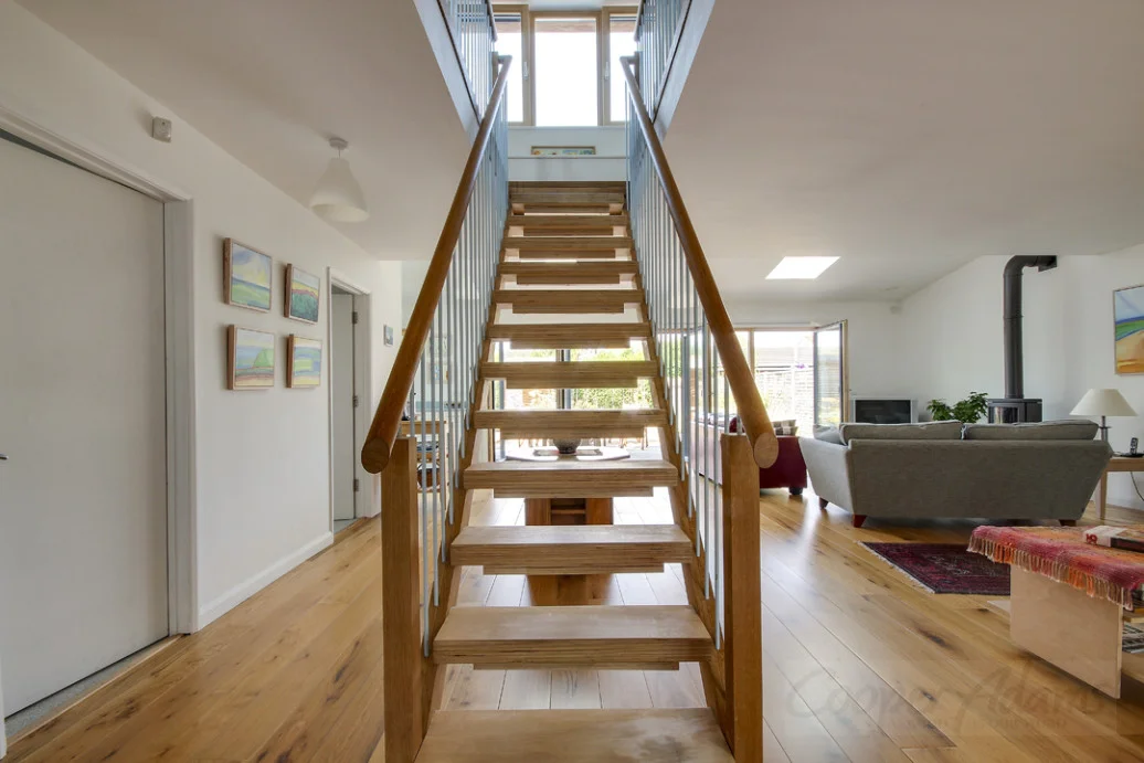artist_house_stair_1.jpg