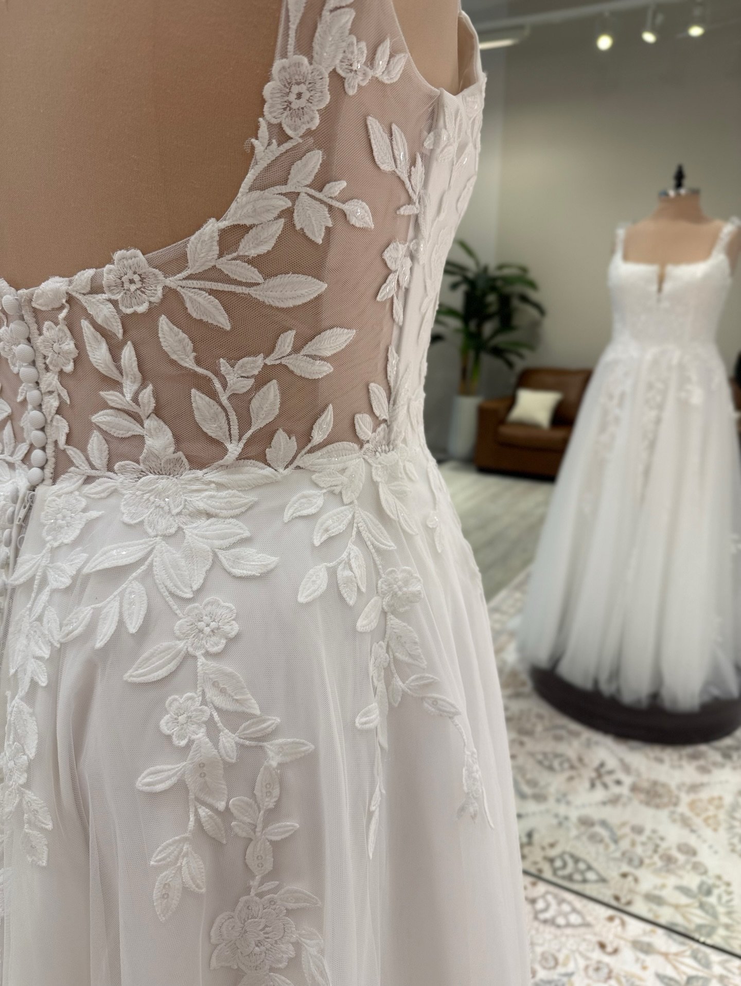 Some of our fave &ldquo;small&rdquo; details&hellip; because they&rsquo;re never really that small, are they? ❤️🤭 

Illusion backs, lace peeking through a slit, and little pearl details that change everything ✨ 

#WBridals #YXE #WeddingDress #BrideT