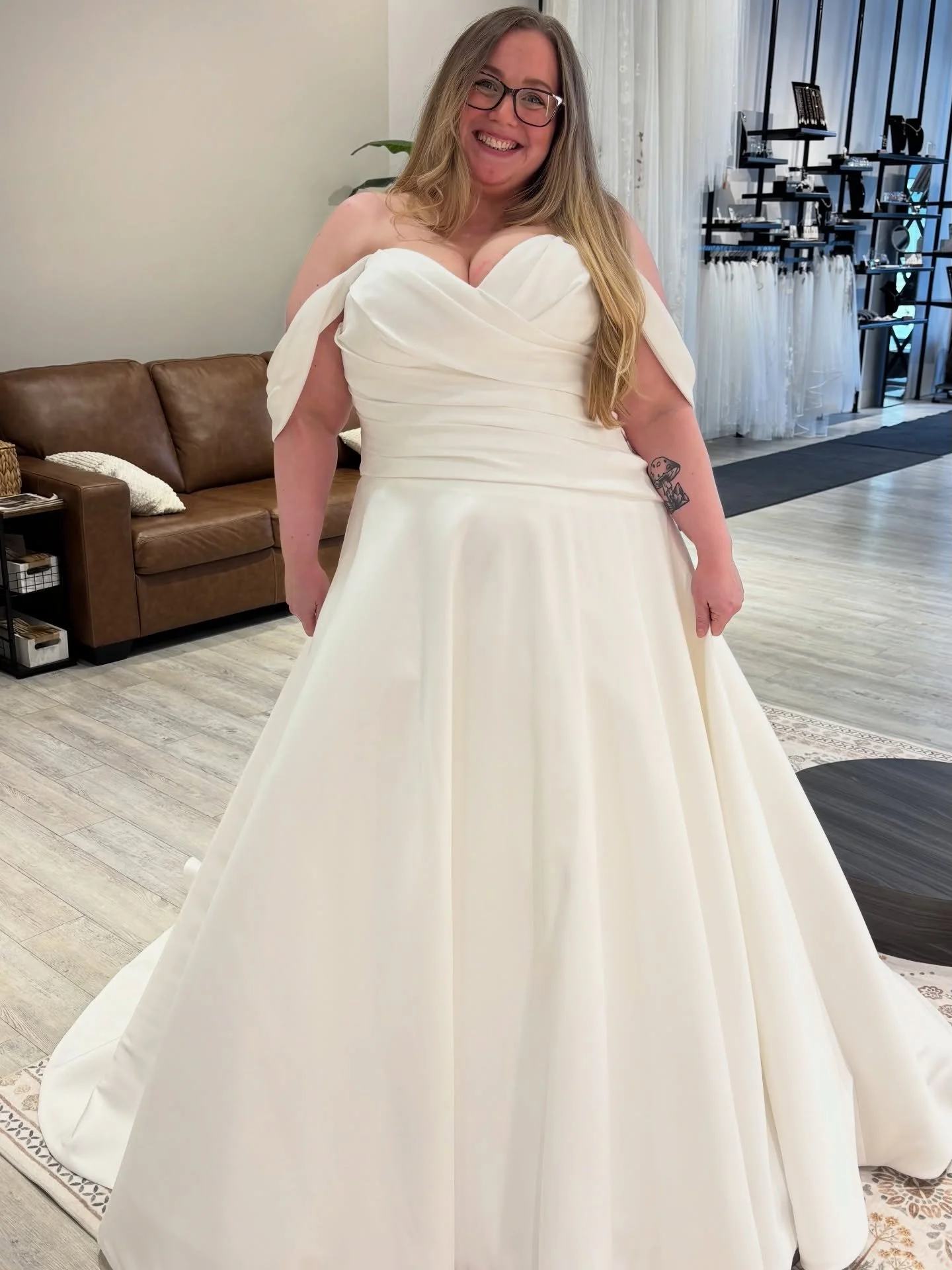 POV: you wanted classic&hellip; but make it different. ✨

And the angled waist + soft draping? That&rsquo;s what gives curves that snatched, lengthened look 😇

#WBridals #YXE #WeddingDress #CurvyBride #BrideToBe 

Dress: 44536 from @sinceritybridal