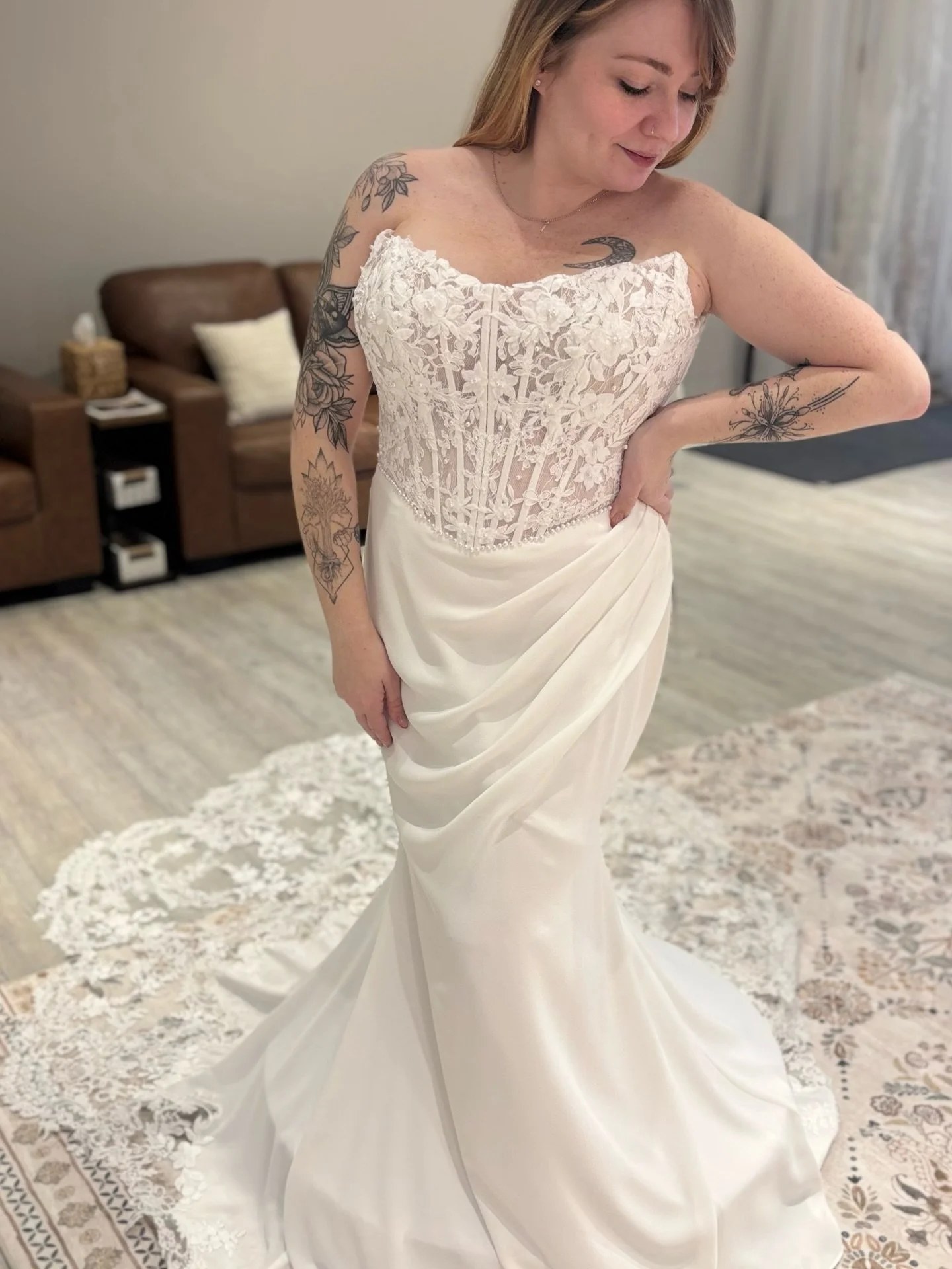 The lace bodice &amp; matching lace train really have us drooling 🤤 
Plus the hip ruching gives us all the fitted feels without being restricting 🫶 

Dress: Remi 

#WBridals #YXE #WeddingDress #BrideToBe #FittedDress