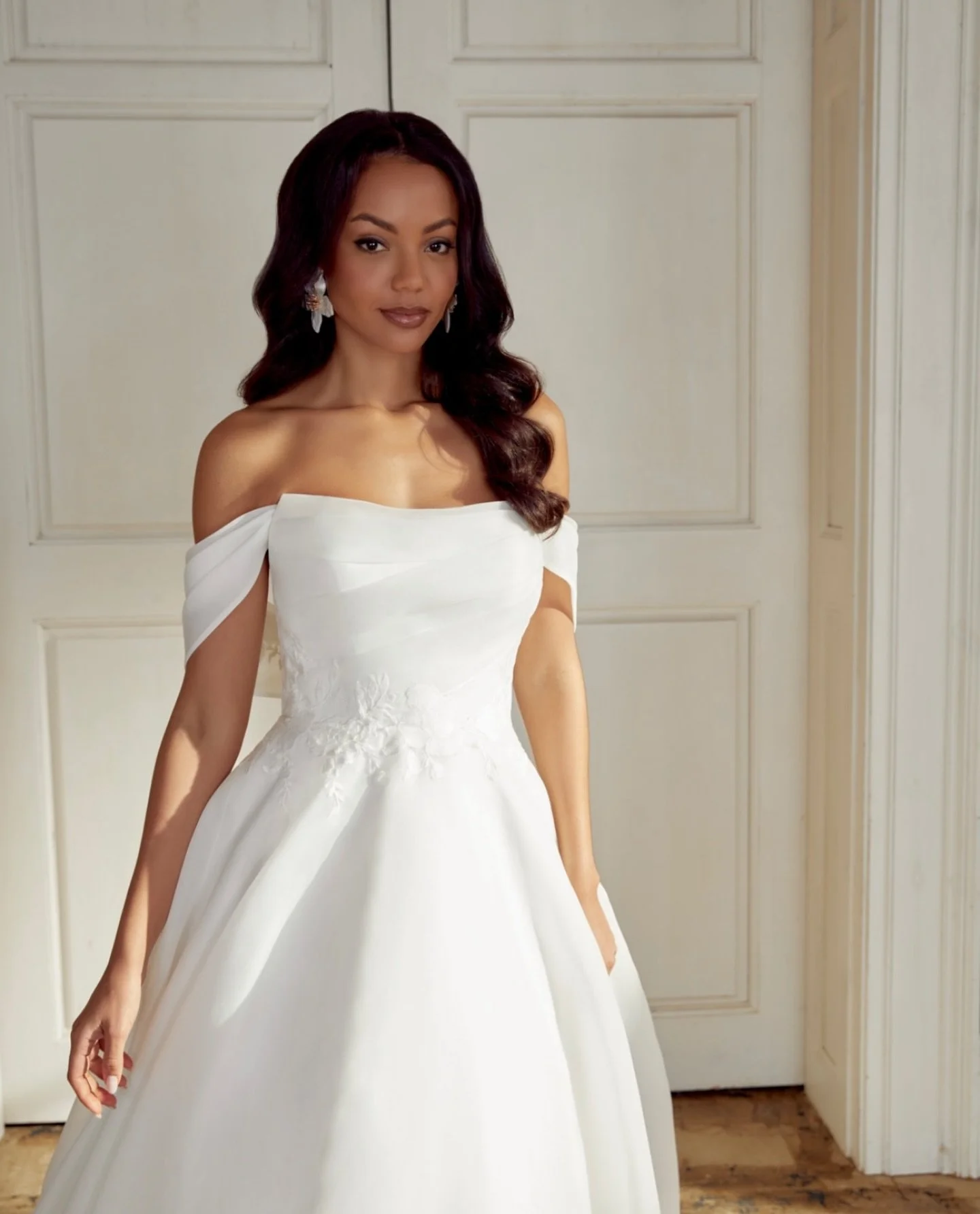 Something about a scoop neckline is just so elegant 💘
And the Juliette sleeves really tie it all together! 

Dress: 44553 by @sinceritybridal 

#WBridals #YXE #WeddingDress #BrideToBe #Timeless