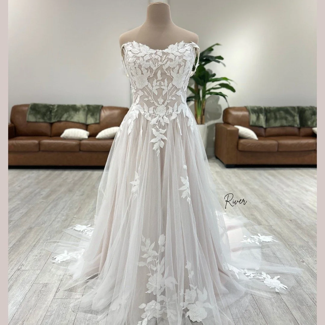 Big wheel keep on turnin'
 Proud Mary keep on burnin'
Rollin', rollin', rollin' on the River 🎶 

Book your appointment to meet River today!

#WBridals #WeddingDress #YesToTheDress #DownWithTheGown #BrideToBe