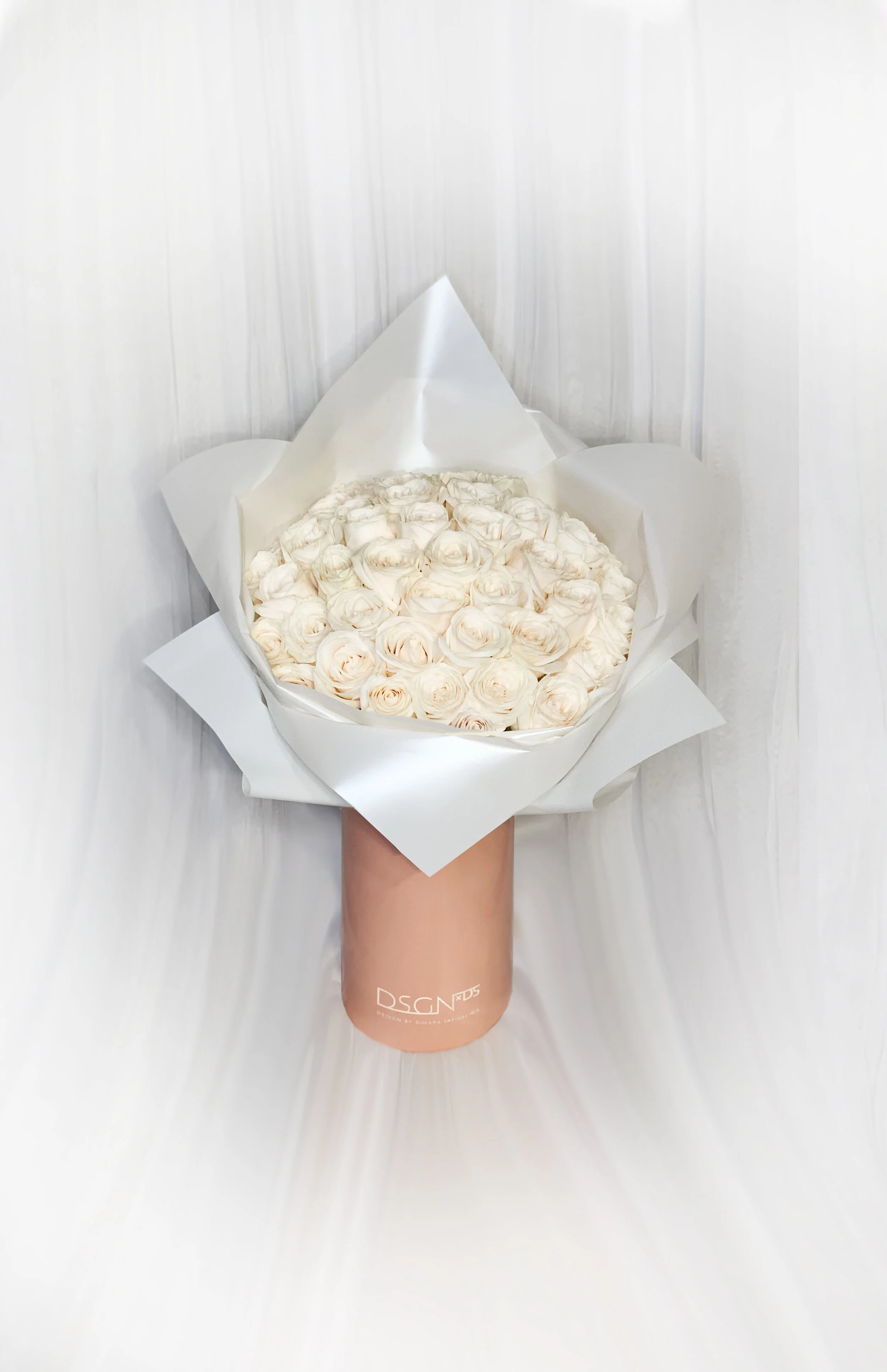 50 Roses in a Large Vase — PETALONIA