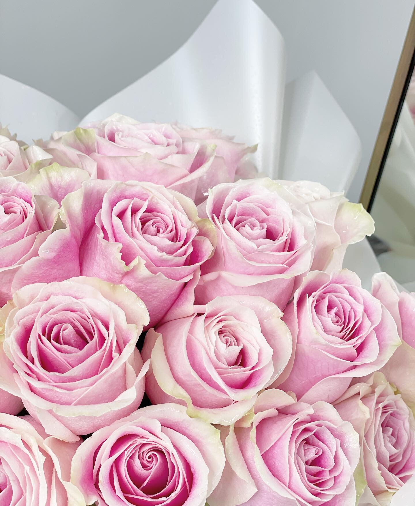 Delicate details
&bull;
&bull;
&bull;
&bull;
#dsgnxds #delicateflowers #detailsmatter #rosepetals #pinkrose #pinkroses #rosesinavase #rosesinabox #floraldesignerny #highendfloristny #luxuryflowers #designbydinarasafiullina #floraldesignny