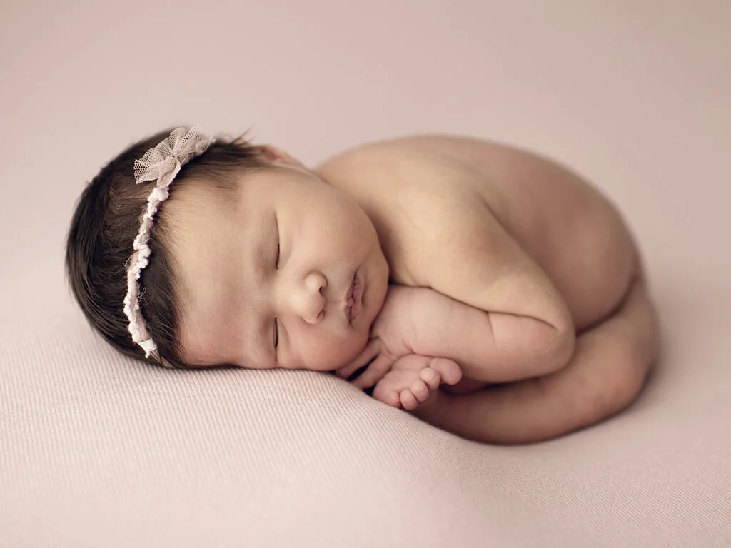 womb pose newborn photography.jpg