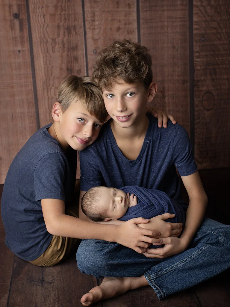 siblings and newborn photos.jpg