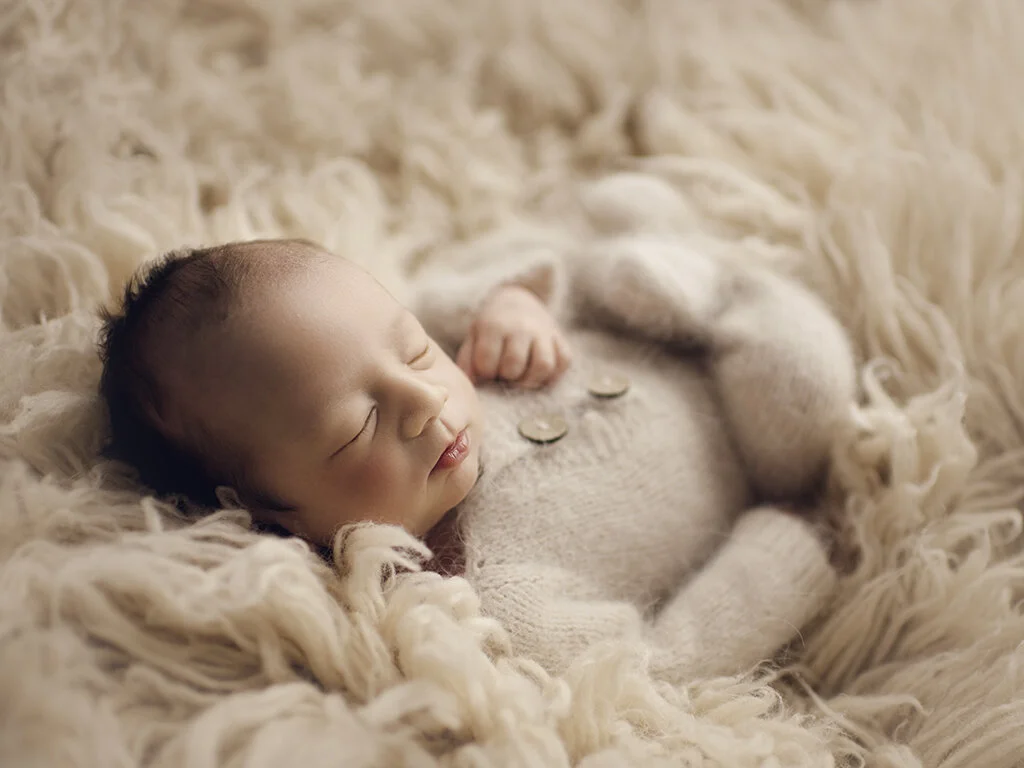 newborn photographer.jpg