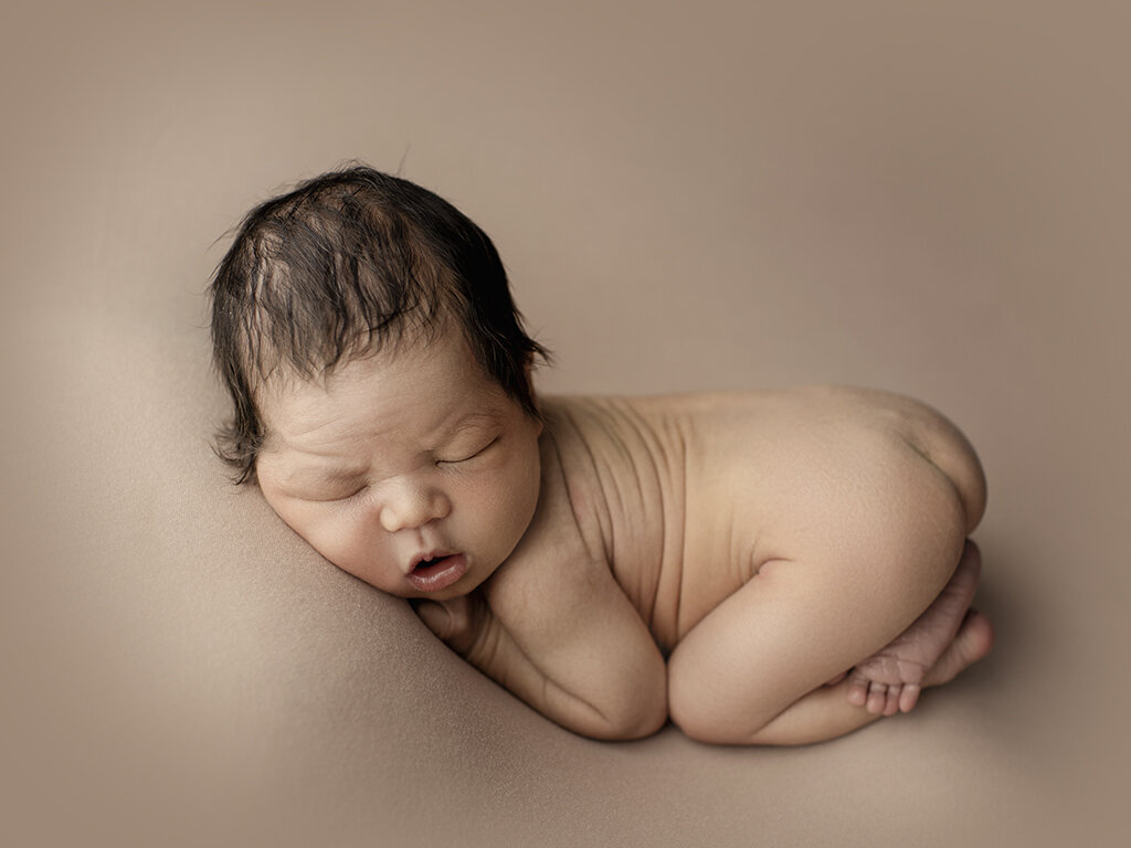 newborn posing calgary.jpg