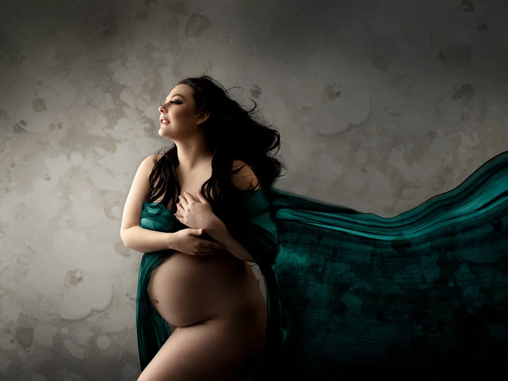 creative maternity photography.jpg