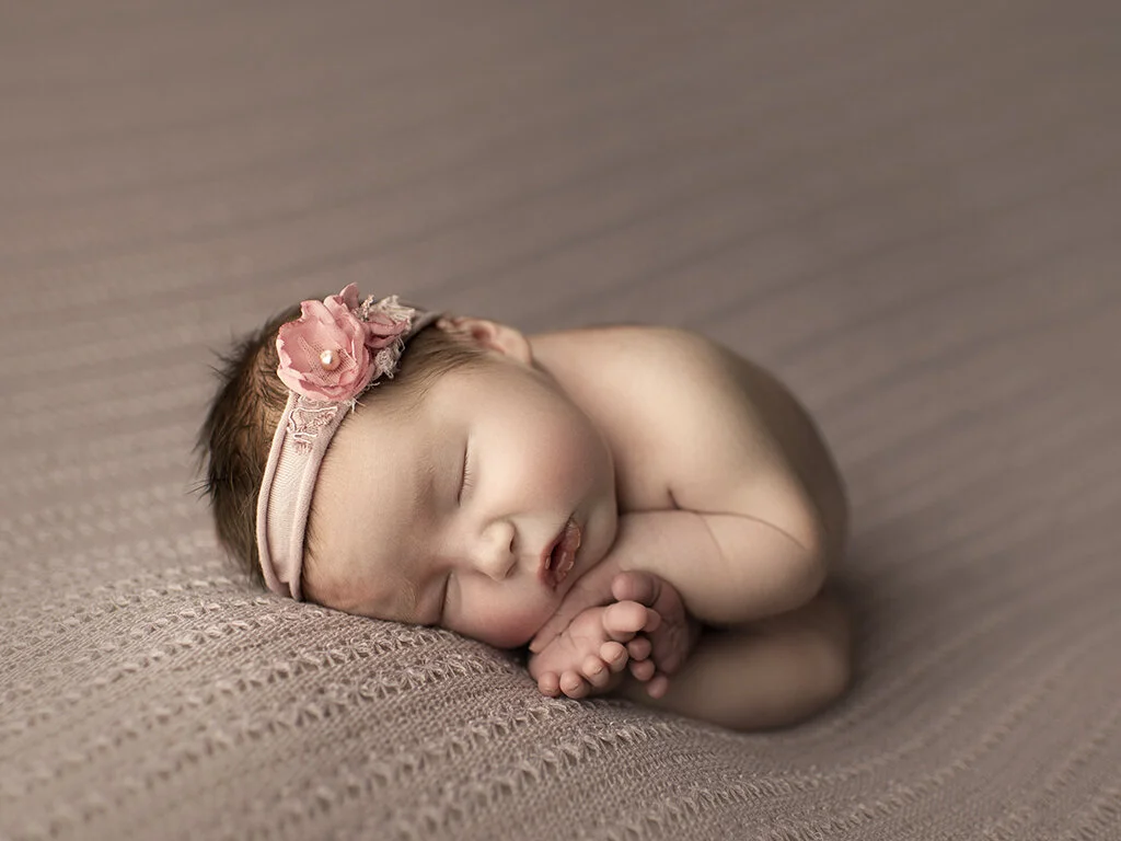 newborn posing calgary.jpg