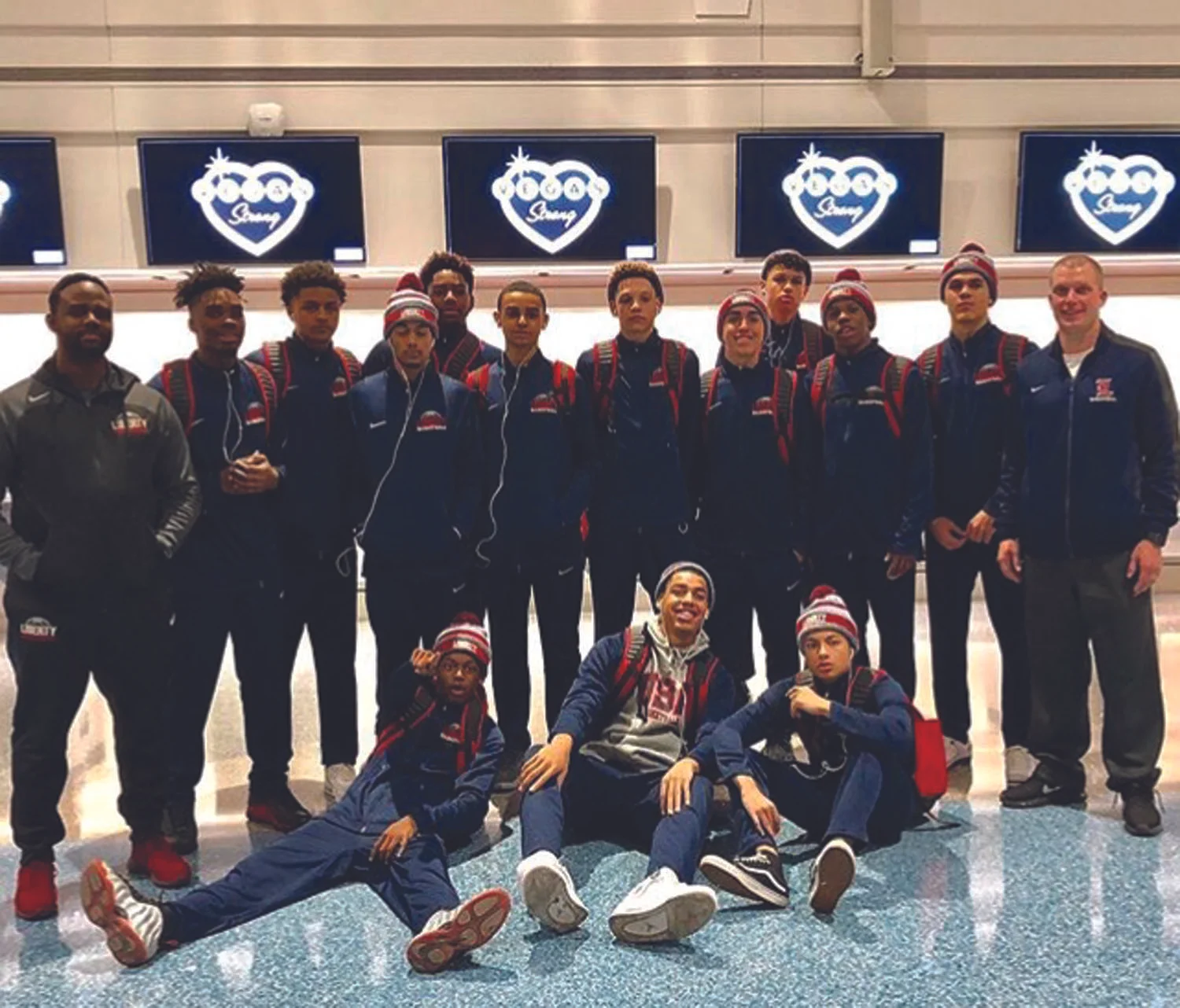 Julian Strawther (11), sitting center