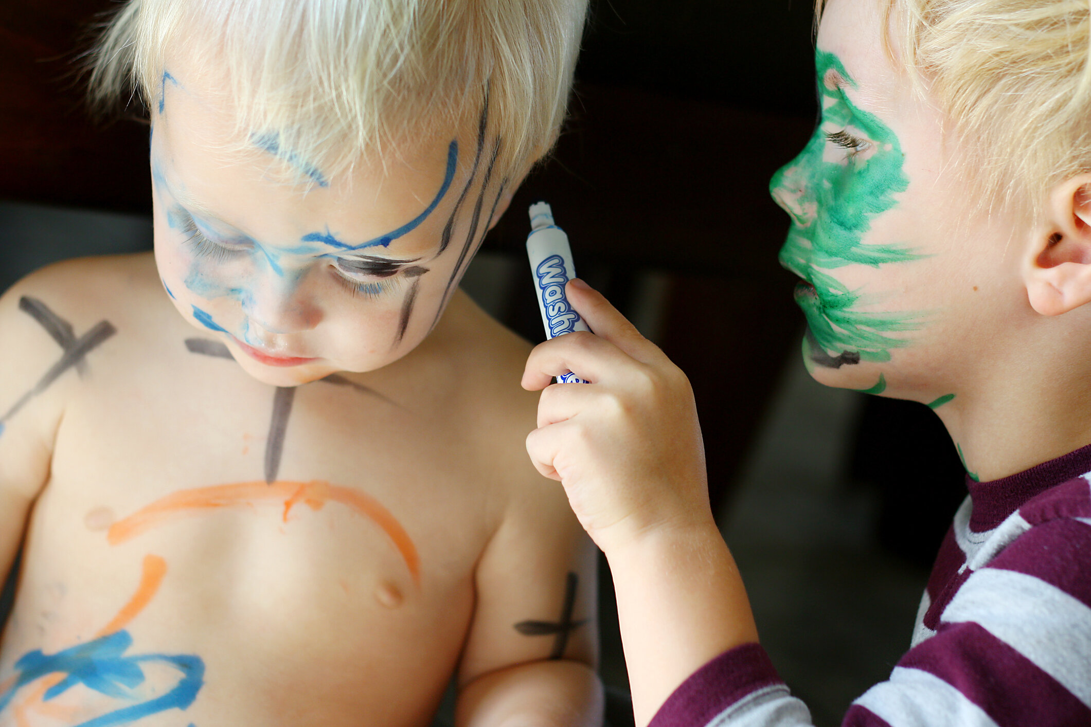 Разрисованная мама. Разрисованное лицо фломастером. Фломастер на теле. Дети разрисовали себя красками.