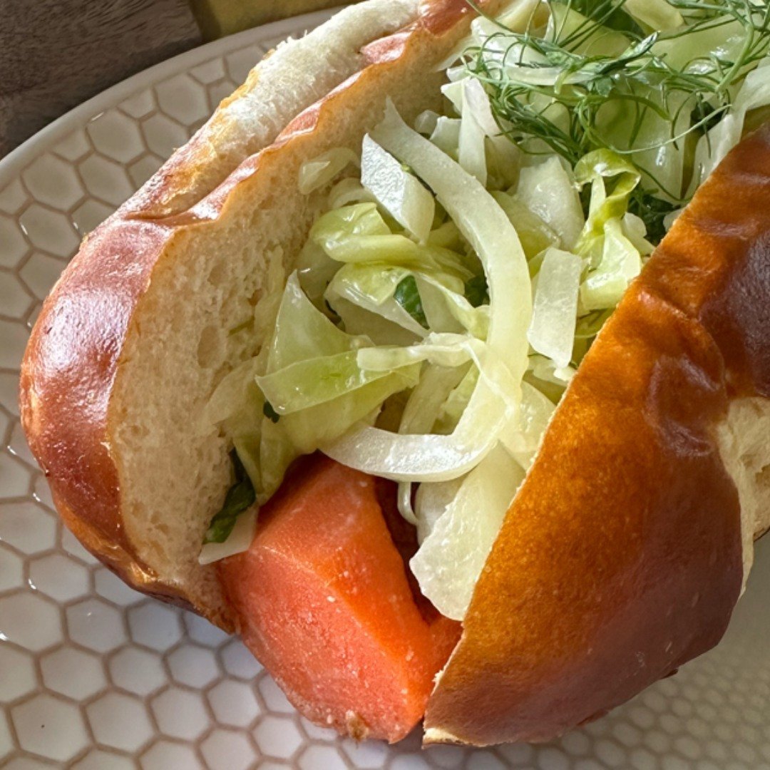 𝒄𝒂𝒓𝒓𝒐𝒕 𝒅𝒐𝒈𝒔 𝒘𝒊𝒕𝒉 𝒄𝒓𝒖𝒏𝒄𝒉𝒚 𝒔𝒍𝒂𝒘. A plant-based and Āyurvedic take on a cookout classic, these carrot dogs are not only delicious, they will wow your entire family and fly off the grill!

Find the recipe via the link-in-bio.