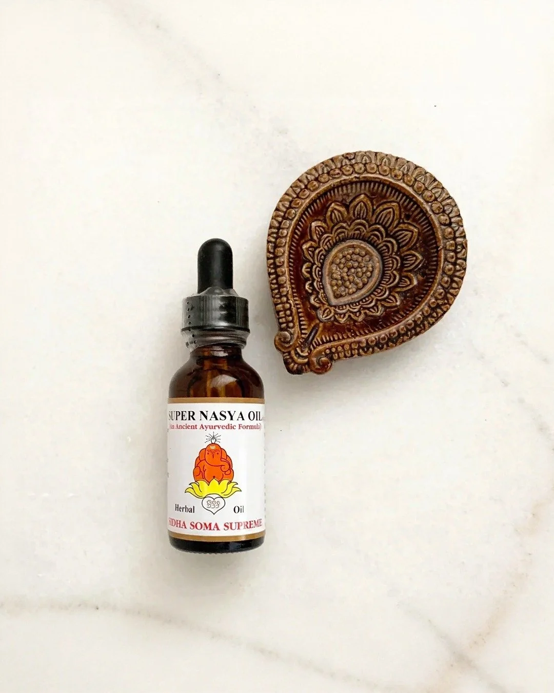 𝑺𝒖𝒑𝒆𝒓 𝑵𝒂𝒔𝒚𝒂

A breath of clarity. A drop of tradition.

In Ayurveda, nasya the application of oil to the nasal passages is more than a wellness ritual. It&rsquo;s a daily practice for protecting prana, clearing mental fog, and anchoring awa