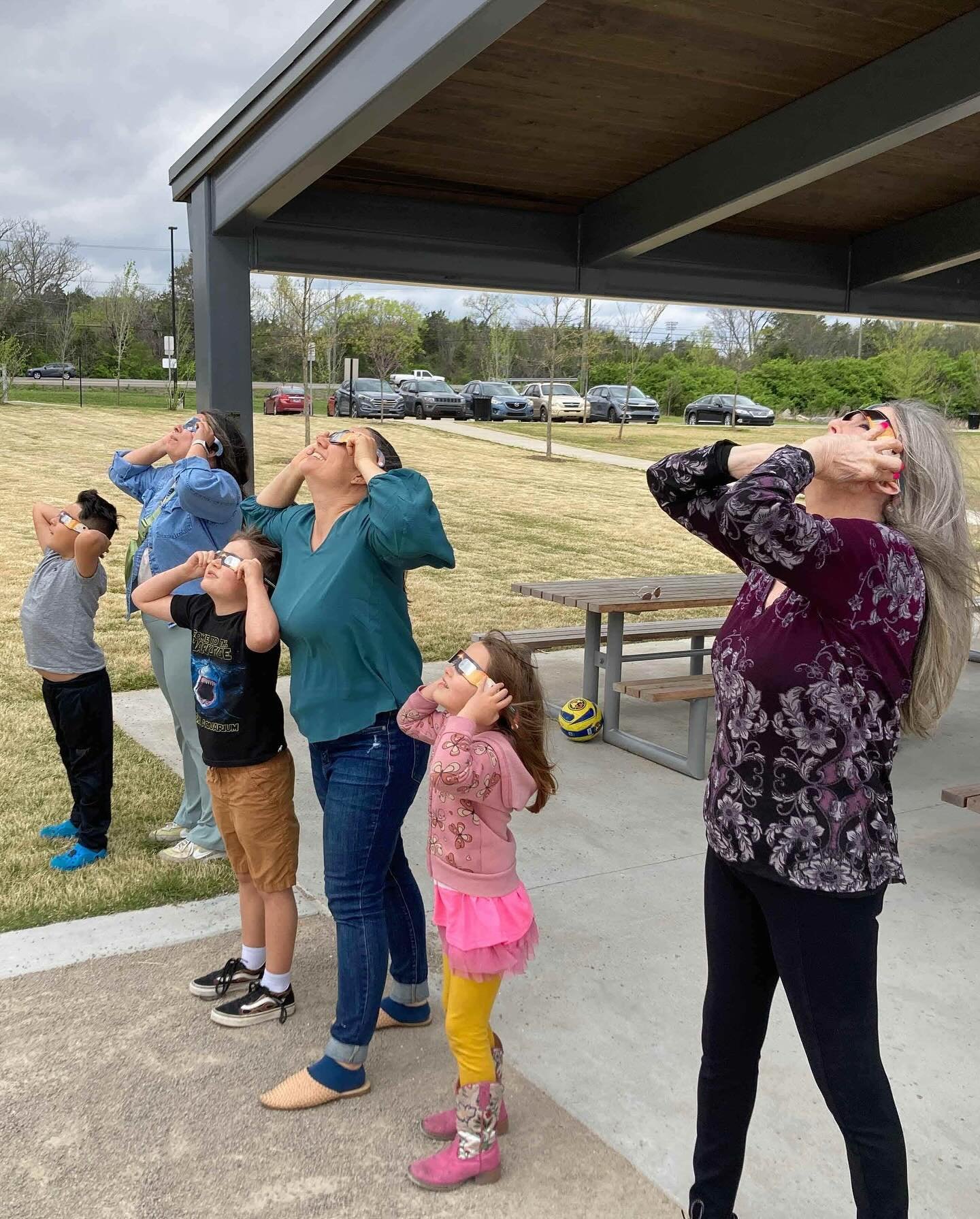 Things are looking up at Mill Ridge Park! Pictured during our eclipse party. Join us for more spring outings linked in our profile. #nashville #park #outdoorfun