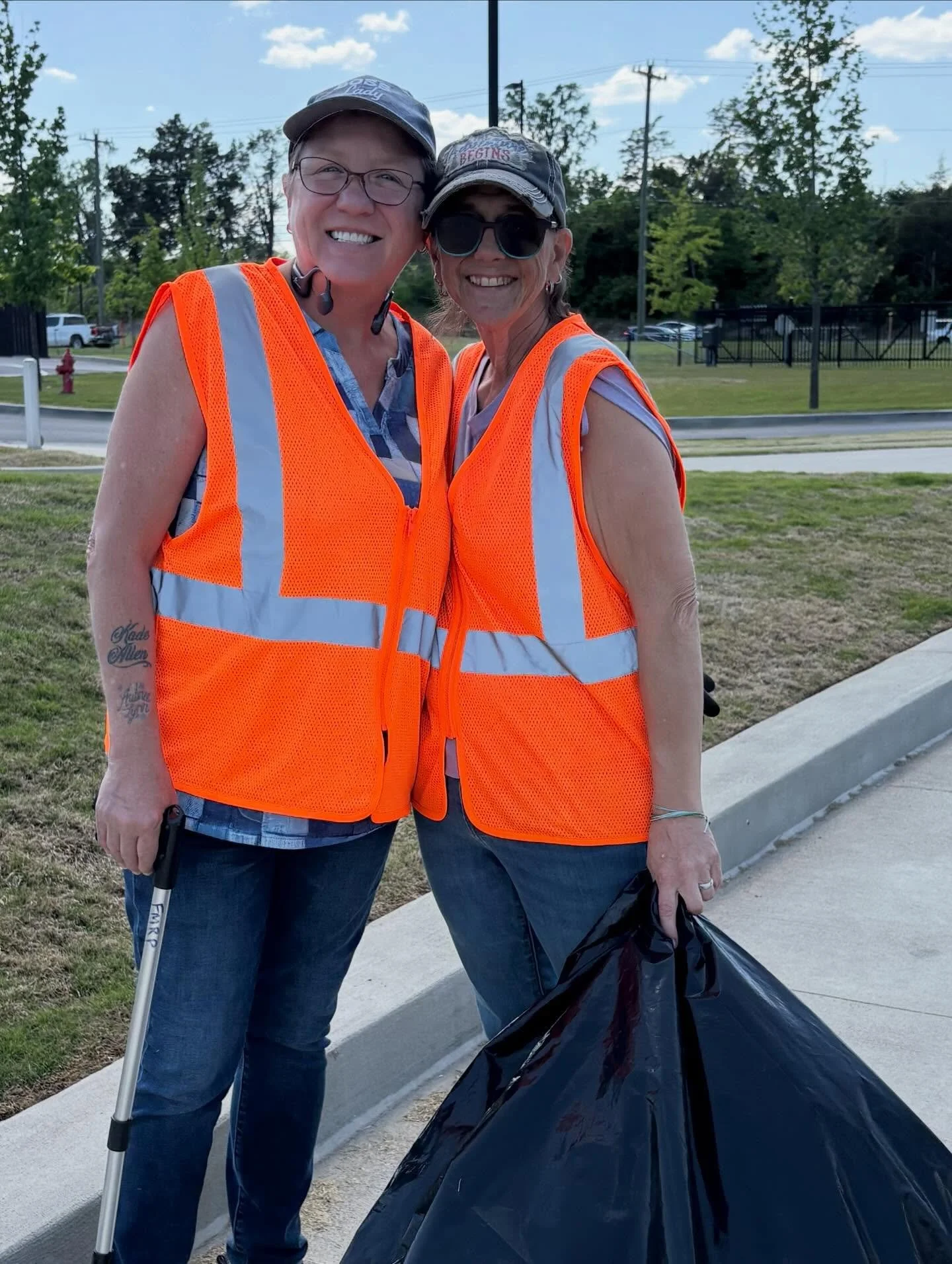 Thank you, LKQ Corp! 🌎

Since 2019, LKQ Corp has shown incredible support and leadership at Mill Ridge Park and this Earth Day was no exception.

Their team rolled up their sleeves to improve the rain garden, remove litter, clear invasive plants, an