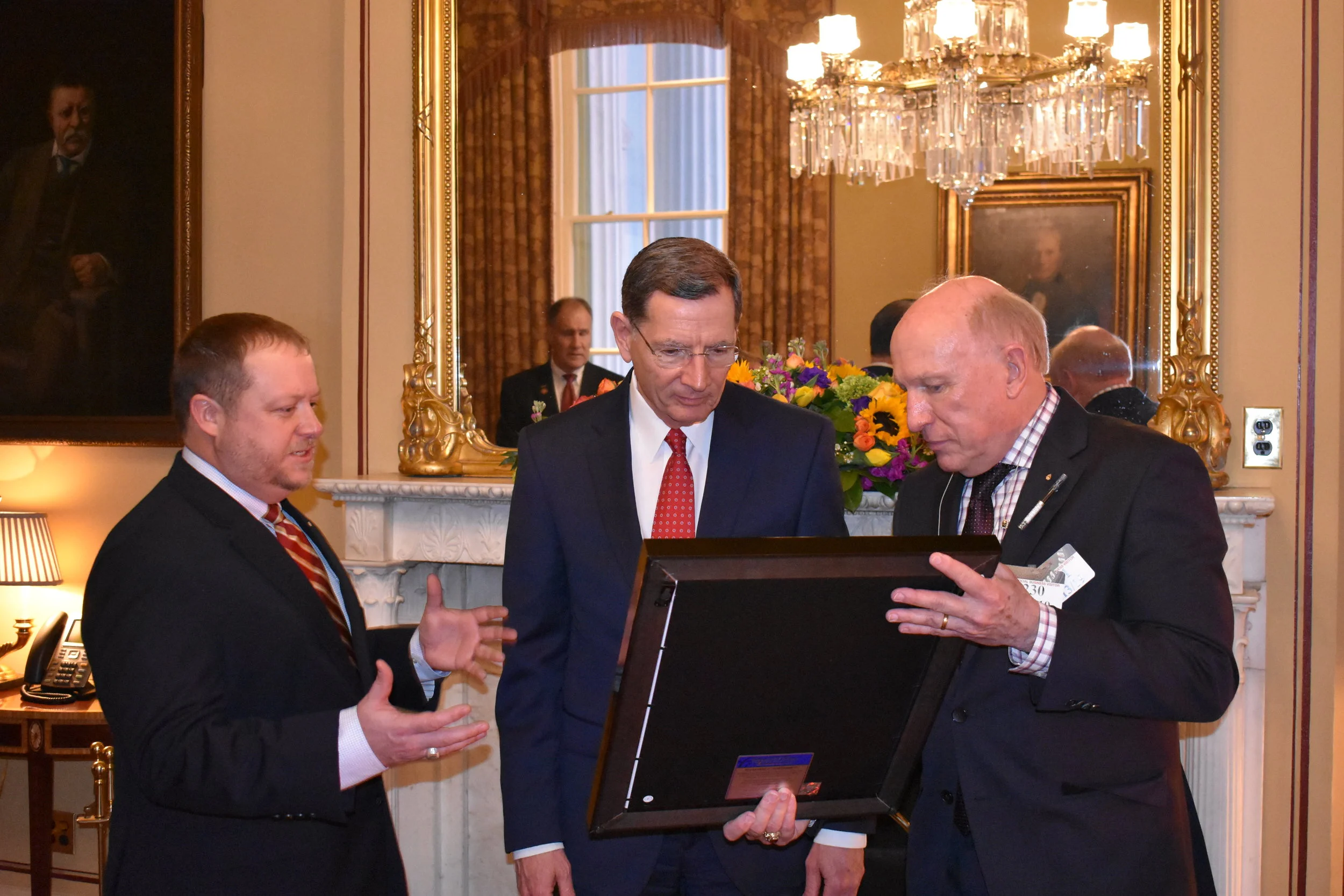 Senator Barrasso being presented the Borradaile Alumnus Award