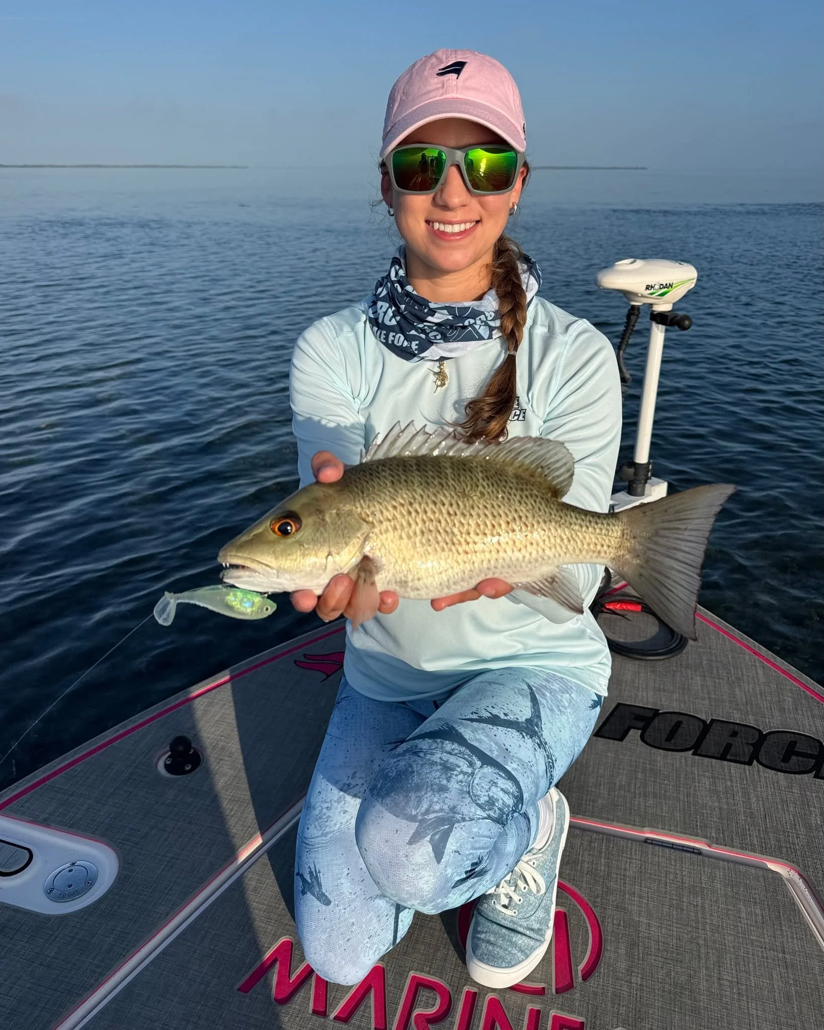 9/10 times the mangrove snappers sure are hungrier than your targeted species and they love to chew up our artificials 😆 but you won't see us complaining about being on our Little Force decked out with our favorite pink @marine_mat 💕 and watching a