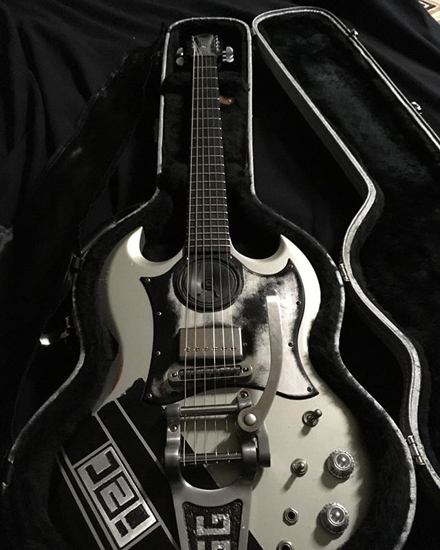 Questions I get when gigging with this guitar:
Q. Is that a functional speaker.
A. Yes

Q. Doesn&rsquo;t it feedback?
A. ..........Hard yes.

Love this axe!
#i2c #immune2cobras #gibsonsg #customguitar