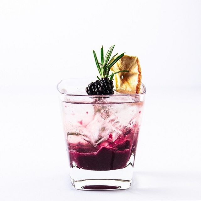 Good morning, Tipplers! Here&rsquo;s  a refreshing non-alcoholic Berry Presse to tickle the tastebuds on this sunny Tuesday, created by the excellent @mix.mann The recipe balances blackberry fruit with the juniper-forward flavour profile of The Drive