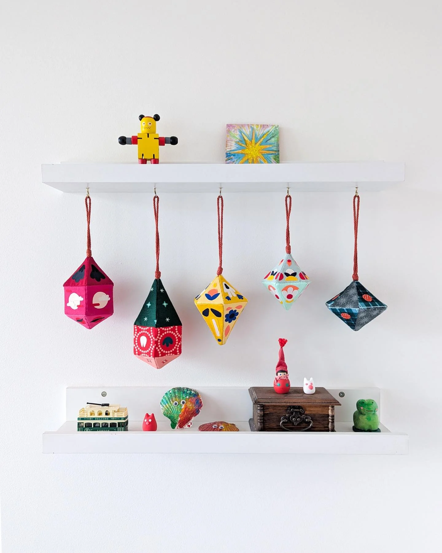 NEXT WEEKEND! Come make a set of Handsewn Holiday Ornaments with me at @gotcraftmarket ✨

In this workshop, I&rsquo;ll cover English Paper Piecing techniques, basic hand sewing and simple applique (aka making stickers out of fabric). Mix and match fa