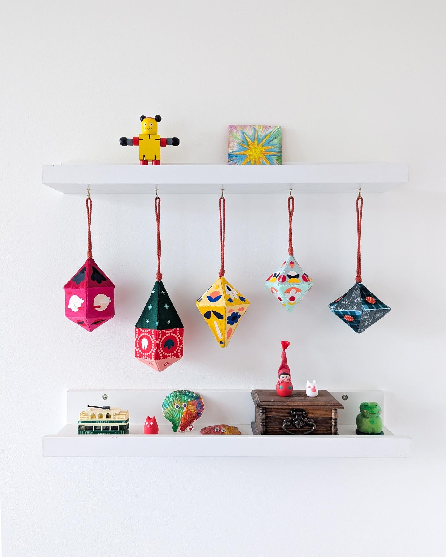 NEXT WEEKEND! Come make a set of Handsewn Holiday Ornaments with me at @gotcraftmarket ✨

In this workshop, I&rsquo;ll cover English Paper Piecing techniques, basic hand sewing and simple applique (aka making stickers out of fabric). Mix and match fa