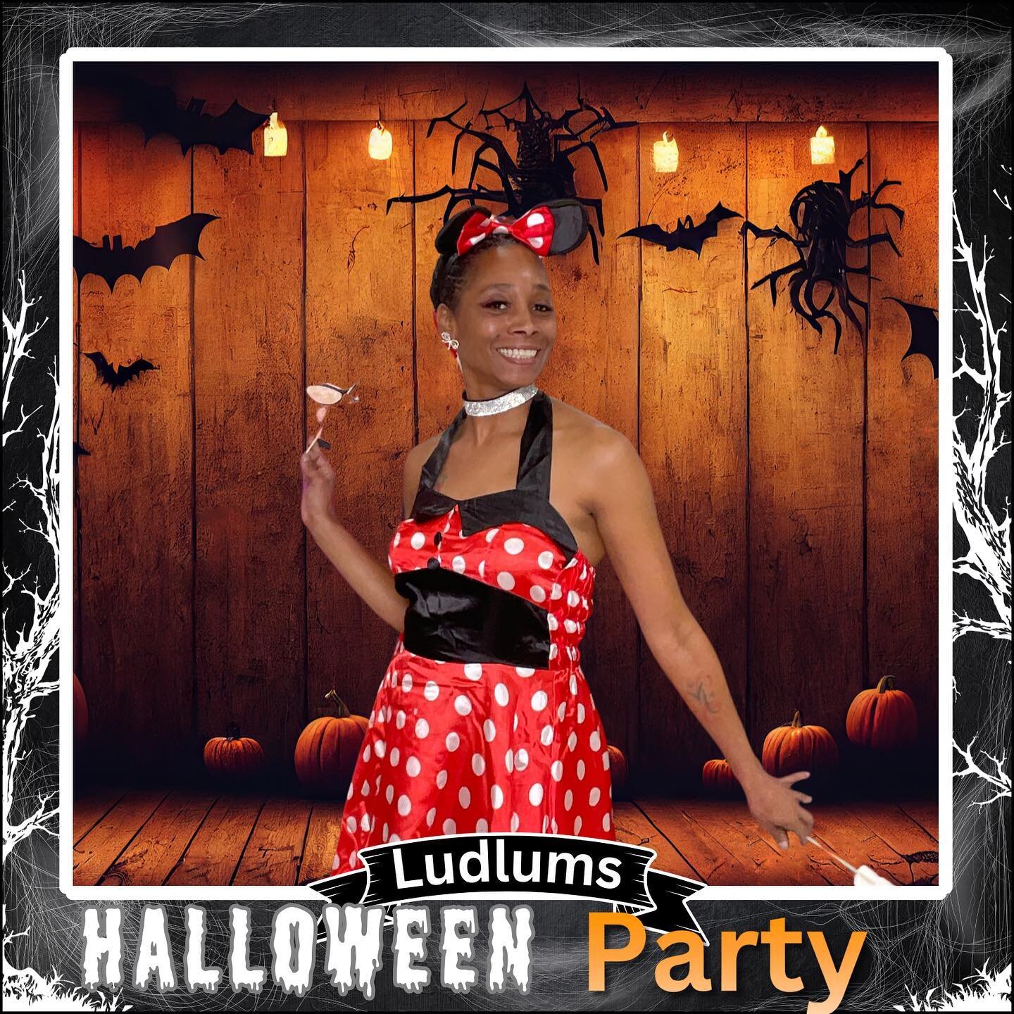 Yes to the pose! There is always someone that's a natural. #HalloweenwithLudlums
.
.
.
.
.
.
.
.
.
.
.
.
.
.
.
.
.
.
#greenscreen#photobooth#LudlumsHalloween#October2023#Spookyfun