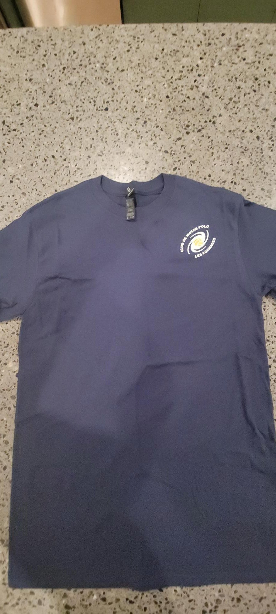 T-shirt marine 100% coton filé, avec logo couleur au coeur et nom du club au dos