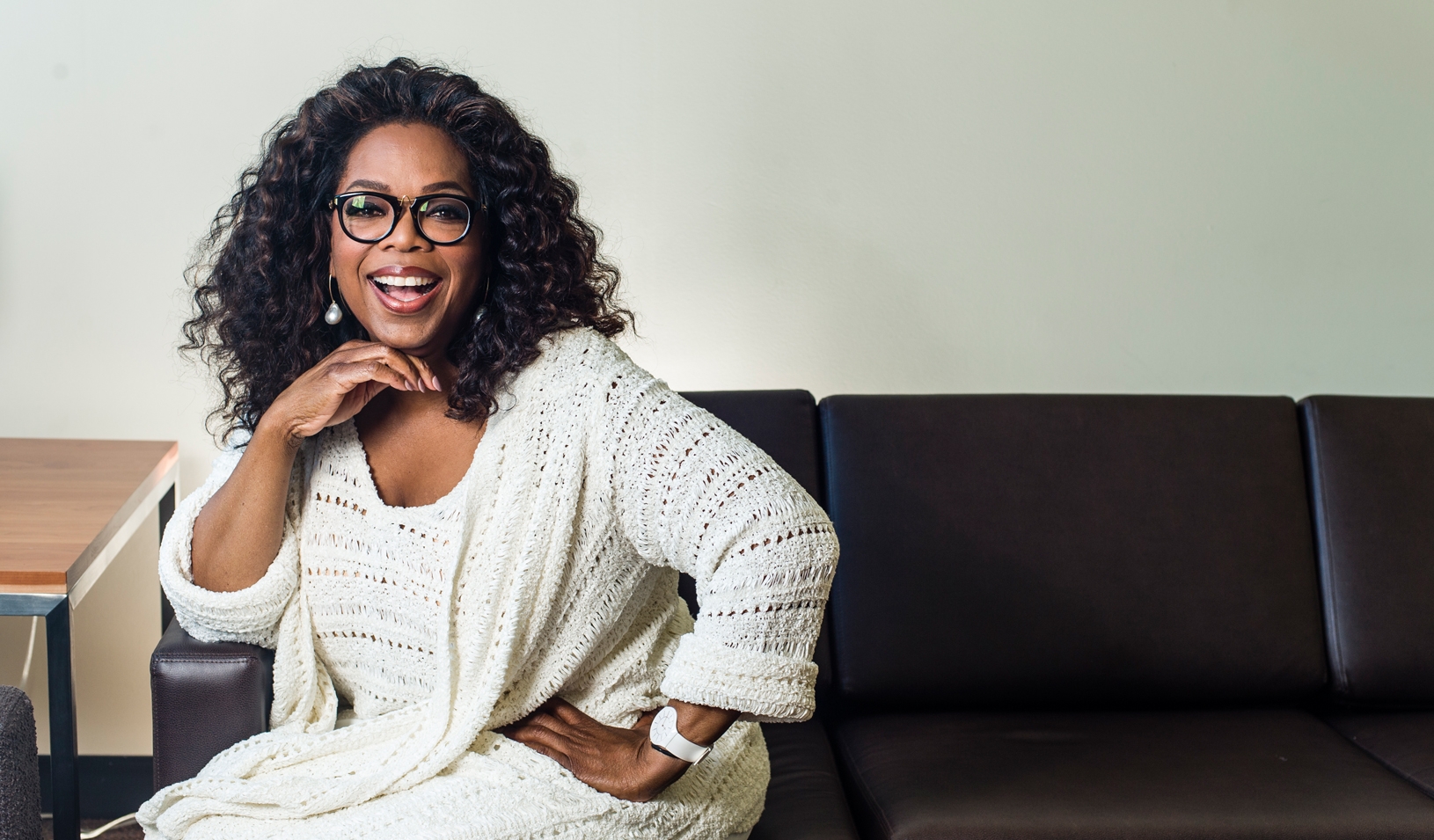 photo-oprah-sitting-couch_0.jpg