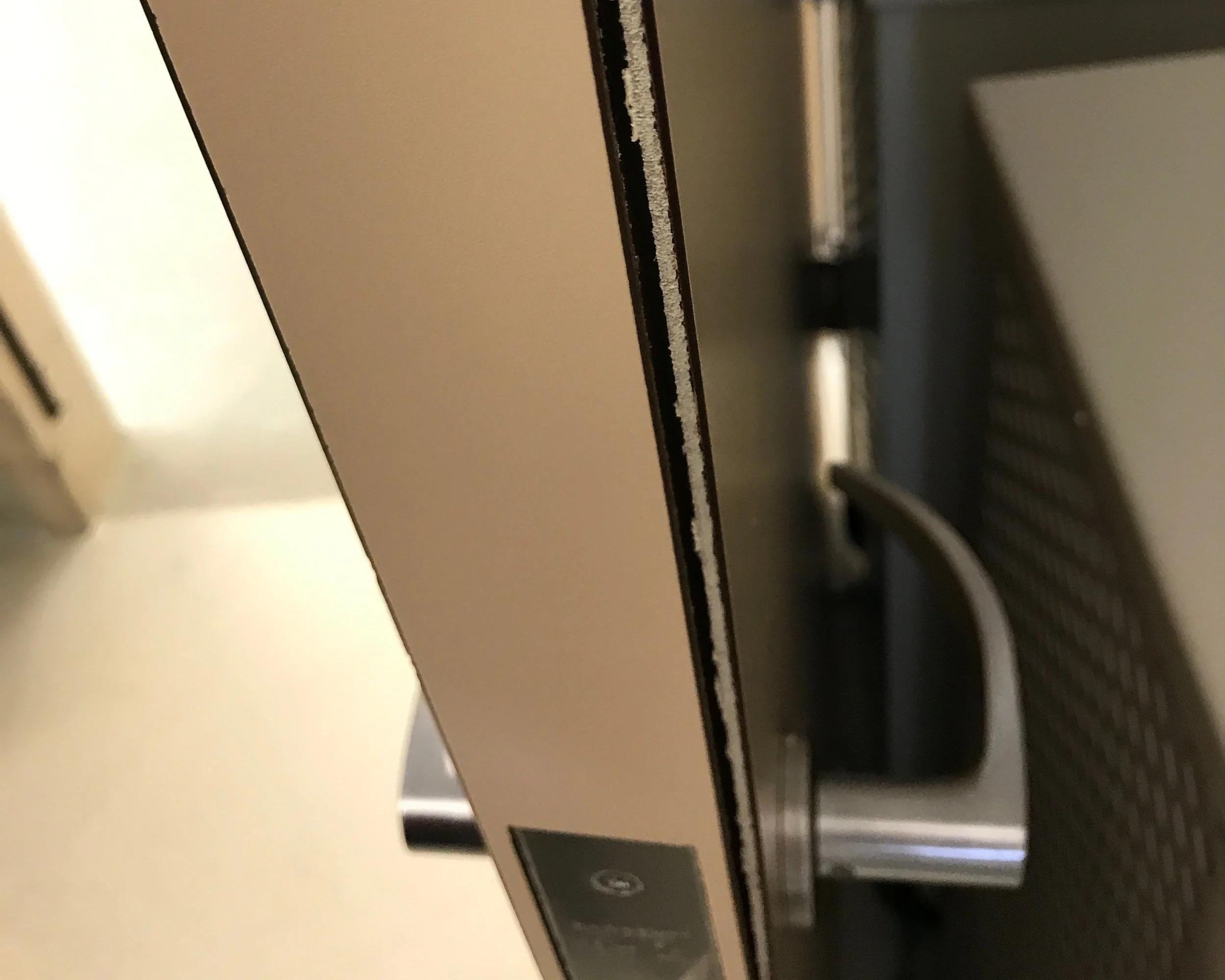 Door skin delaminating is noncomliant.
