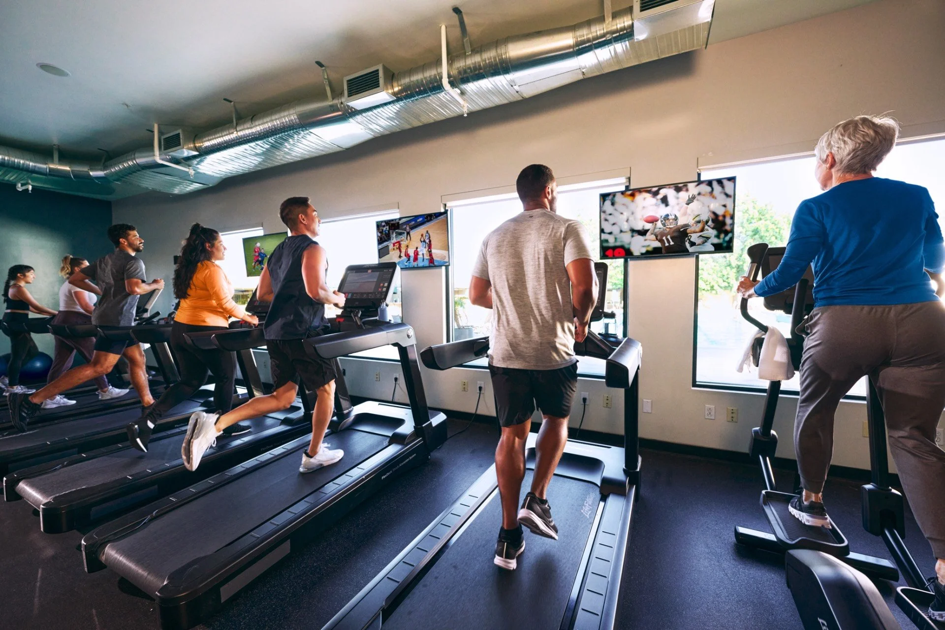 DH_DirecTV_Health_Club_Workout_Equip_09668.jpg