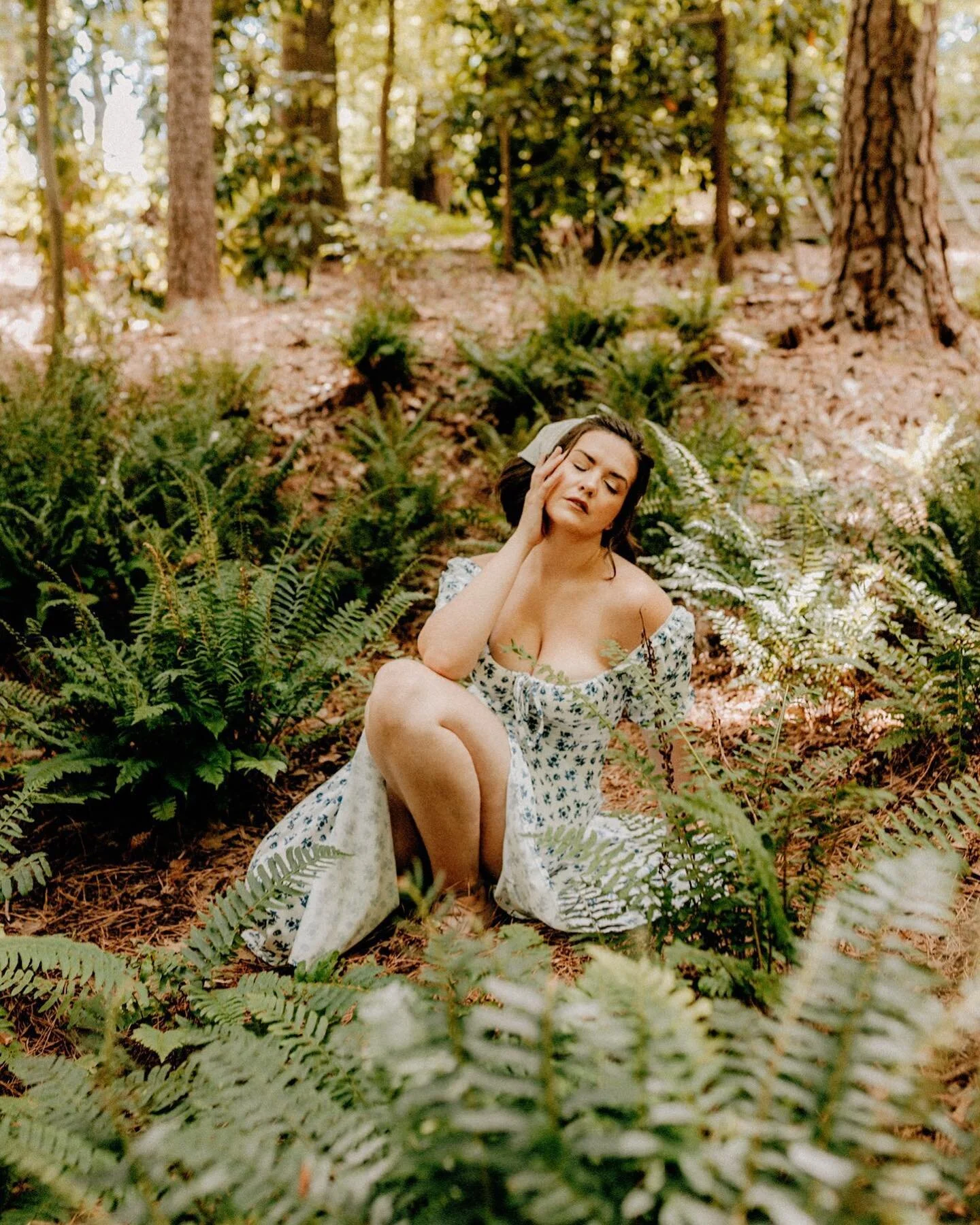 This is one of my favorite shots from recent shoots 🌿💚
.
.
.
.
.
.
.
.
.
.
#shannoncoenphoto 
#gaphotographer 
#georgiaphotographer 
#discoverportrait 
#atlphotographer 
#Atlantaphotographer
#lifeispeople
#acertainslantoflight 
#lifeofadventure 
#e