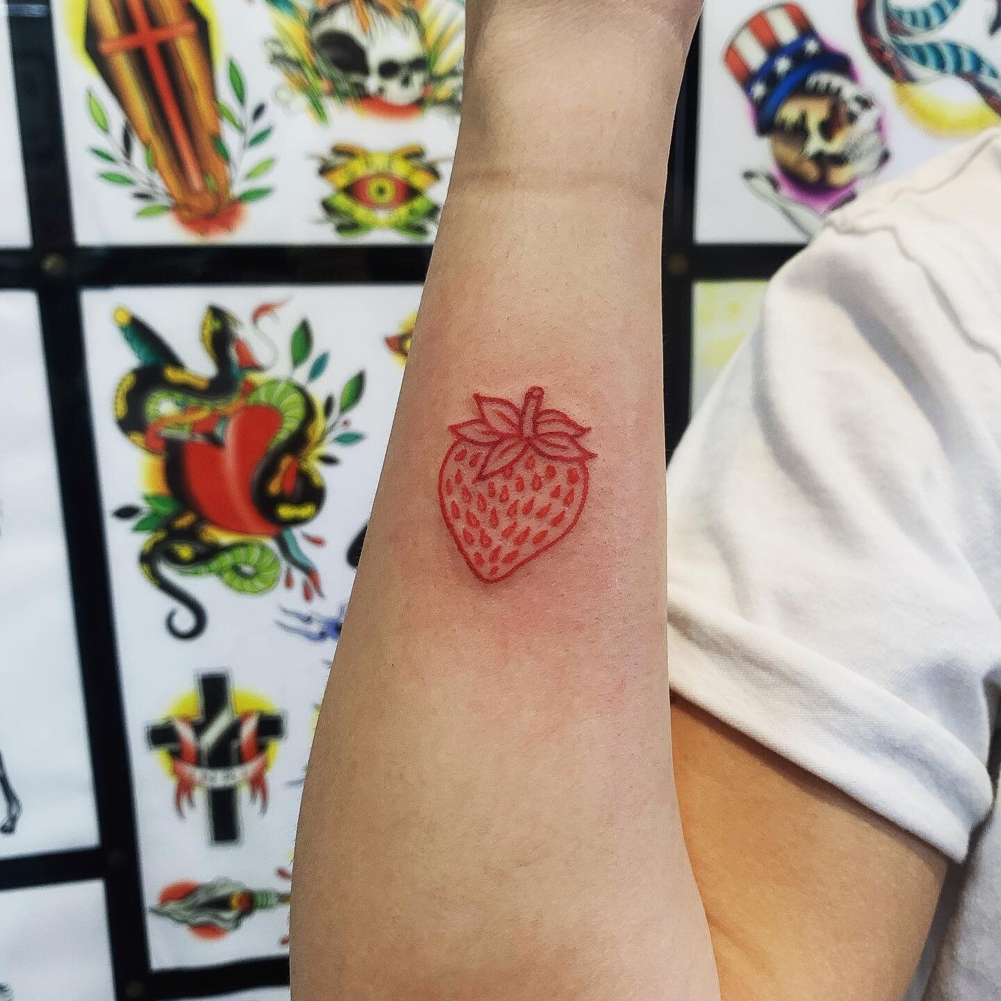 Strawberry by @cassiopeiaurora 

.
.
.
#longislandtattoo #longisland #huntington #huntingtonvillage #northport #oysterbay