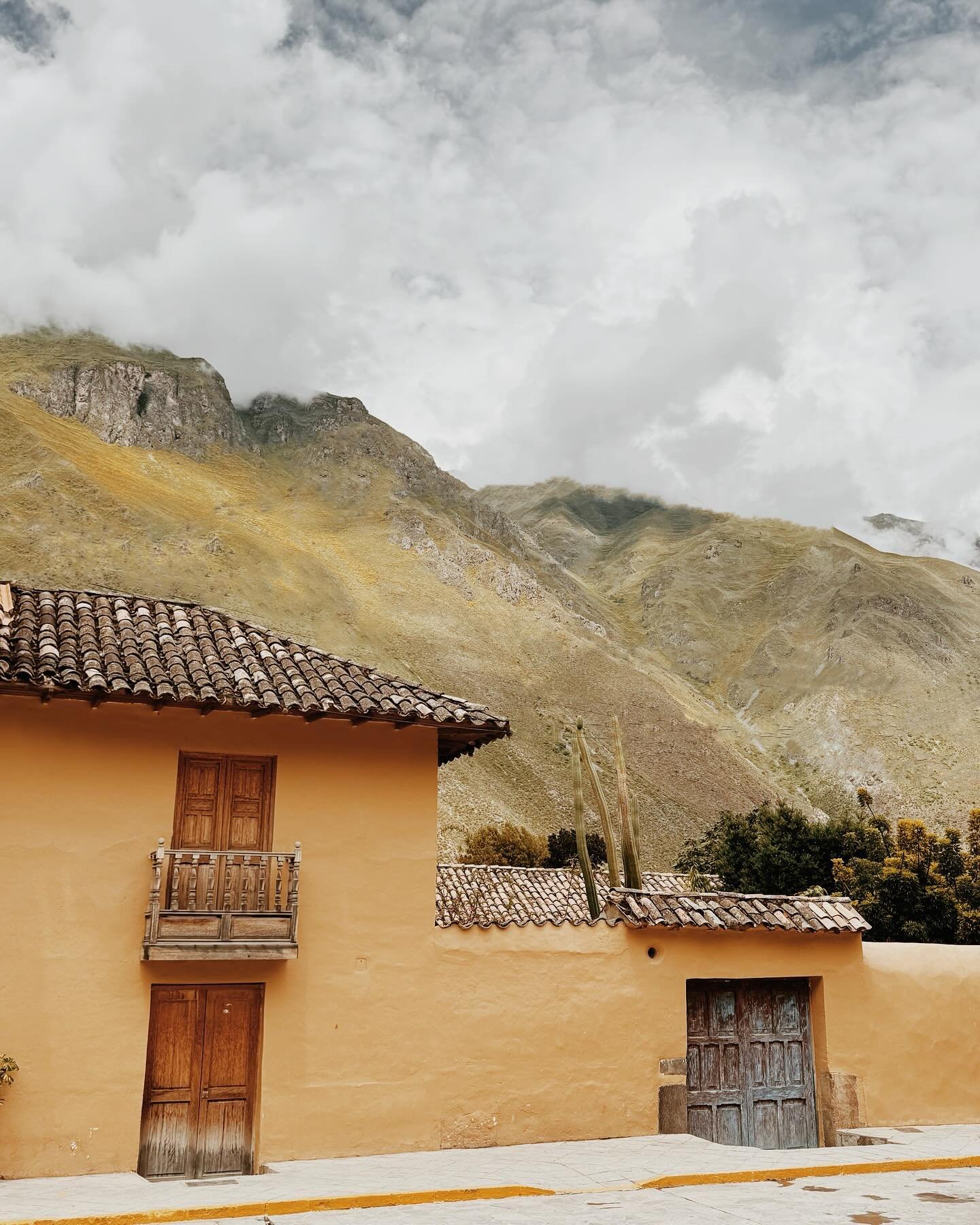 My love affair with the edifices and engineering of this stunning Incan town at the base of Apu Pinkuylluna.

#ollantaytambo #sacredvalley #perutravel #per&uacute; #facadelovers #facadedesign #architecture_hunter #architecturelovers #archdaily #archi