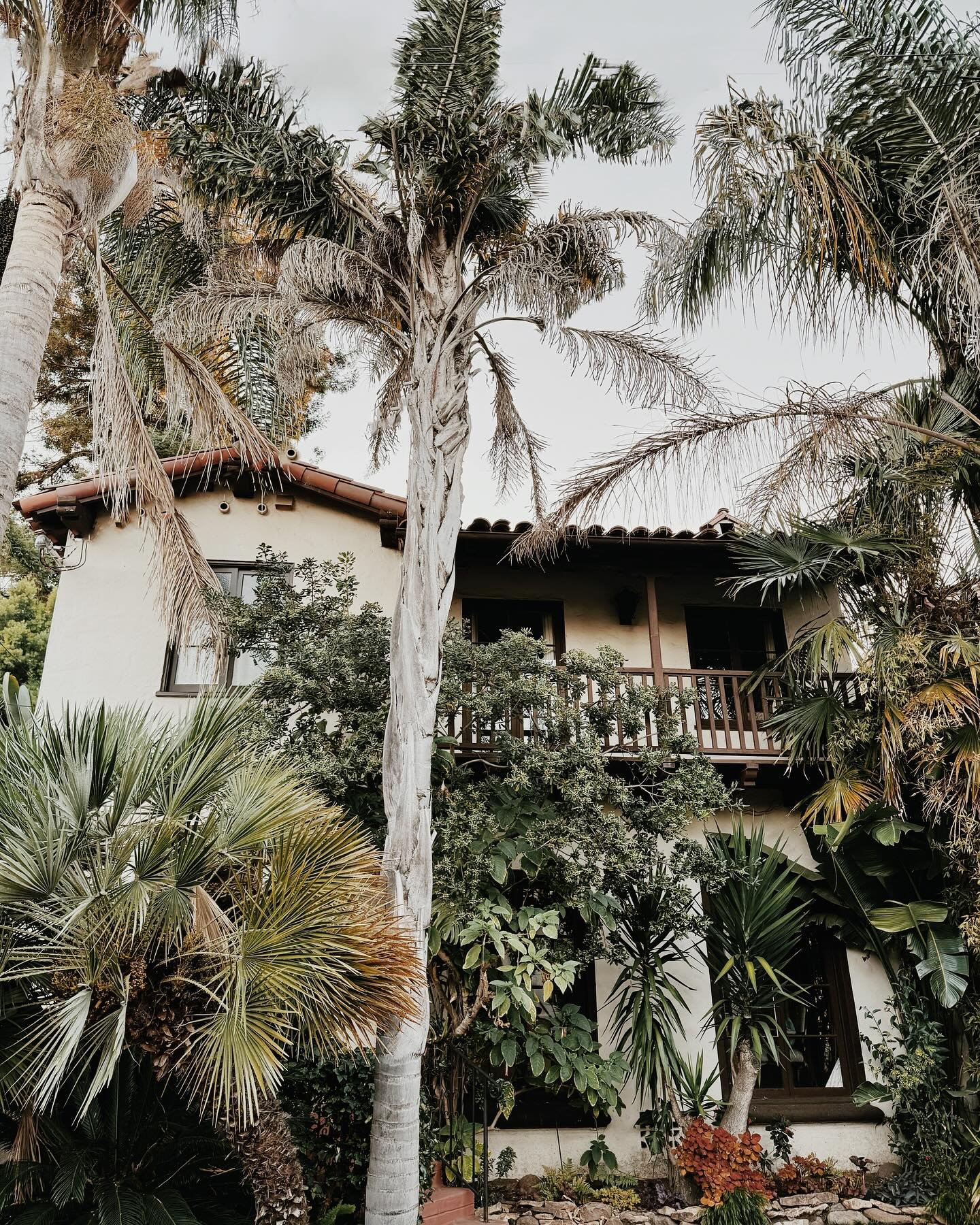 While leaving a client I recently stumbled upon this incredibly charming little neighborhood of Spanish Modern Revival houses that were built back in the late 1930&rsquo;s by J.W. Scammell. In all there are 45 unique Mediterranean bungalows that rang