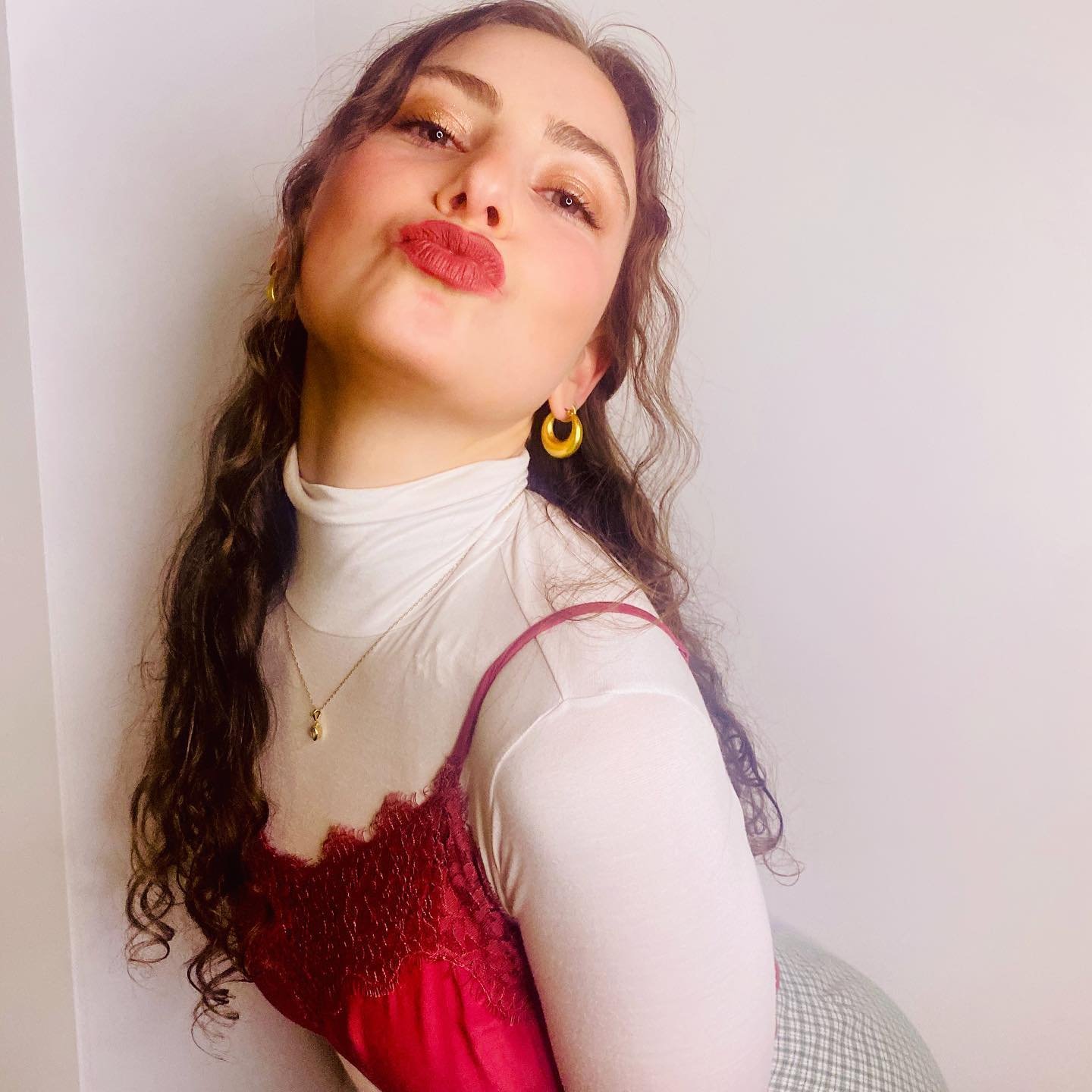 kisses to whoever stole my jacket ily #ripmycord

#bday #nycgal #actor #singer #dancer #corduroy #lace #kisses #nyc