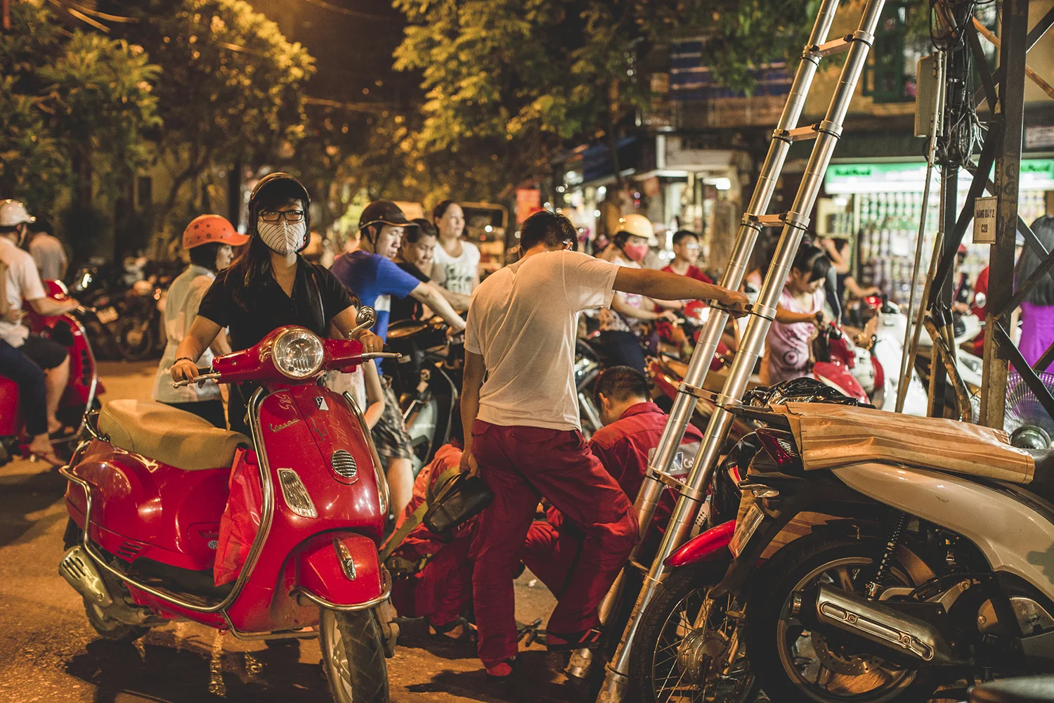   2014  Hanoi, Vietnam Canon 6D, 50mm 1.2L 